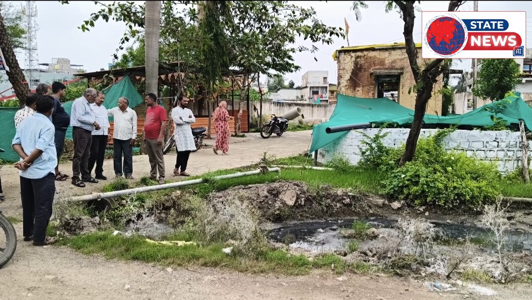 दो नंबर पंप के कुएं में पहुंच रहा नाली का पानी, नपा उपयंत्री व पार्षद ने किया निरीक्षण