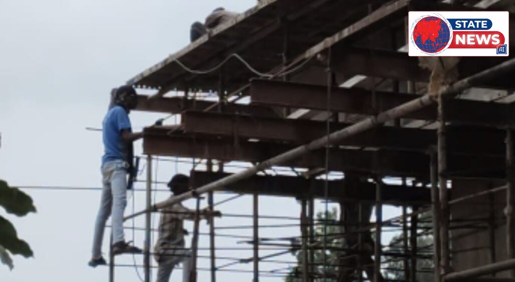 लगभग 30 फीट की ऊंचाई पर मौत से मुकाबला! बिना सुरक्षा उपकरणों के काम कर रहे मजदूर, ठेकेदार पर गंभीर लापरवाही के आरोप  पठारी ओवरब्रिज निर्माण 