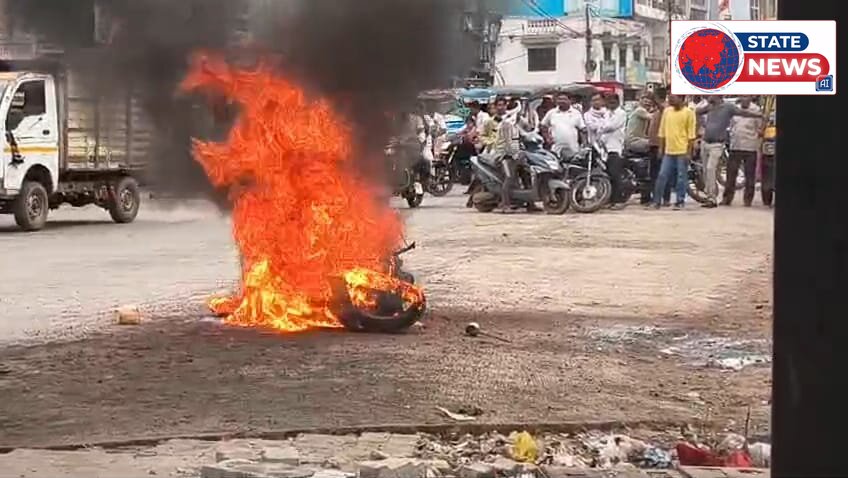 आग का गोला बनी सड़क पर दौड़ती स्कूटी, बाल-बाल बचे दो छात्र  गुना में शिक्षिका की नजर ने टाला बड़ा हादसा  गुना के अशोकनगर रोड पर मंगलवार शाम 