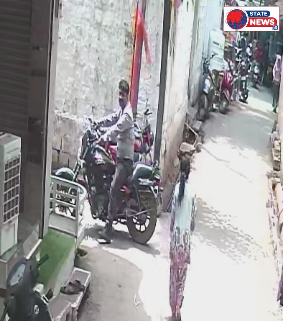सोशल मीडिया पर हथियार लहराते वीडियो वायरल, पुलिस की कार्यप्रणाली पर सवाल ​गुना। शहर में इन दिनों एक आदतन अपराधी द्वारा हथियारों का प्रदर्शन 