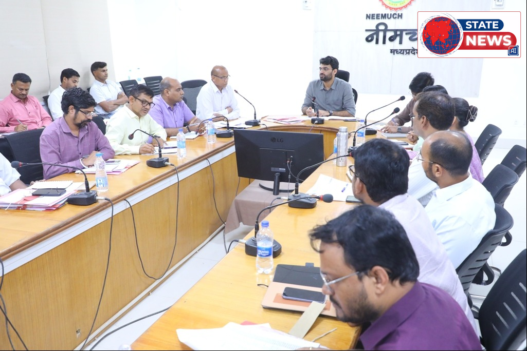 नीमच में प्रशासनिक सख्ती: कलेक्टर ने समय-सीमा बैठक में दिए विकास कार्यों में तेजी लाने के निर्देश
