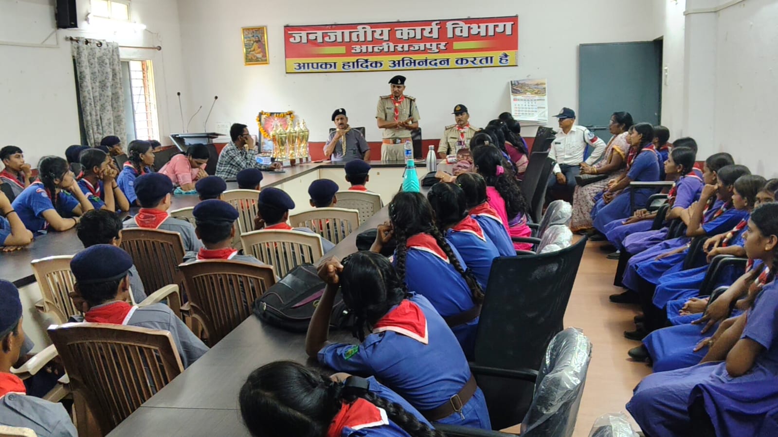 नशा मुक्ति अभियान 2.0: ट्रैफिक पुलिस ने स्कूली बच्चों को किया जागरूक, 65 स्कूल वाहनों की जांच में 39 पर कार्रवाई