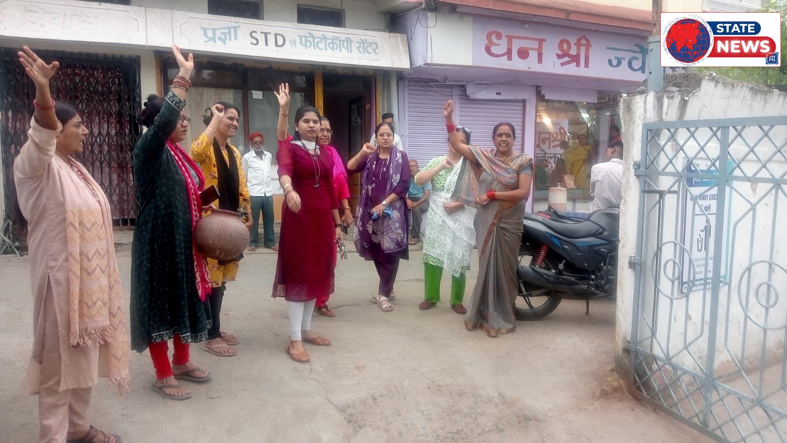 *जल संकट पर फूटा महिलाओं का गुस्सा, नगर परिषद कार्यालय के सामने फोड़े मटके*