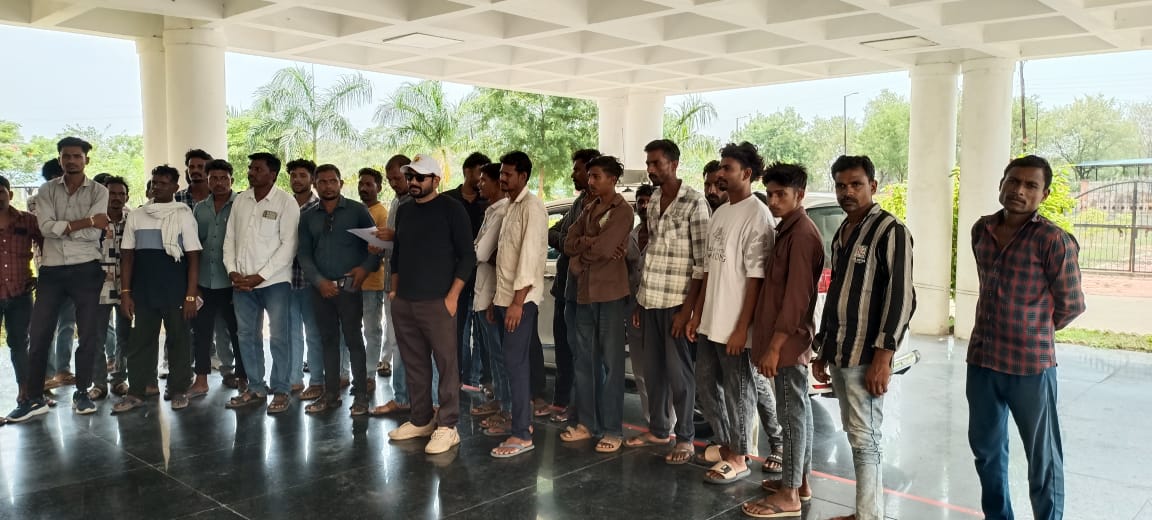 बारिश की बेरुखी से परेशान किसानों ने कलेक्टर को सौंपा ज्ञापन, नर्मदा लिफ्ट सिंचाई परियोजना का पानी तत्काल छोड़ने की मांग