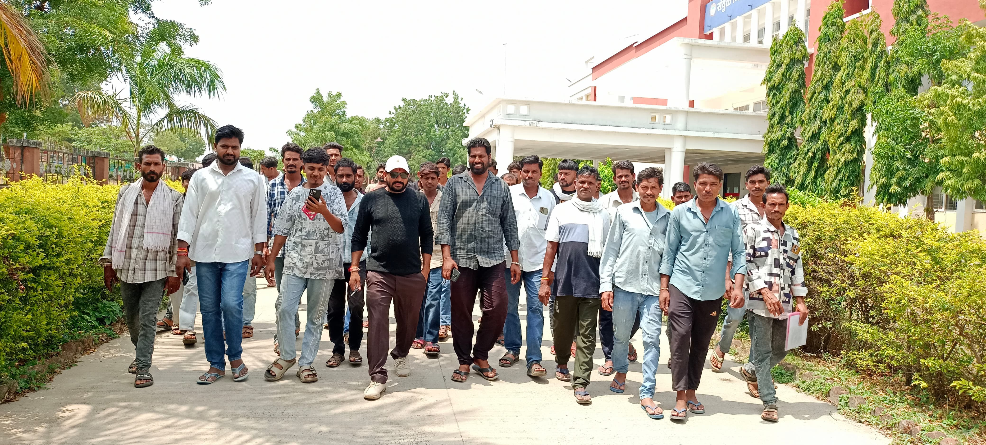 बारिश की बेरुखी से परेशान किसानों ने कलेक्टर को सौंपा ज्ञापन, नर्मदा लिफ्ट सिंचाई परियोजना का पानी तत्काल छोड़ने की मांग