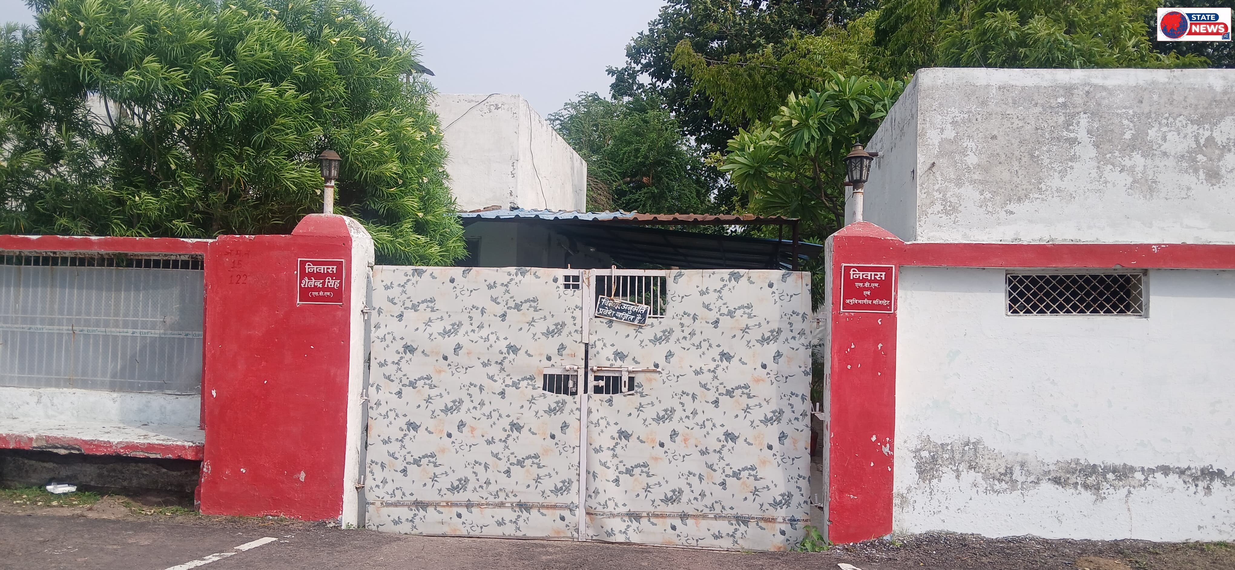 तबादले होते रहे, बोर्ड नहीं बदला सरकारी आवास पर पुराना नाम बरकरार