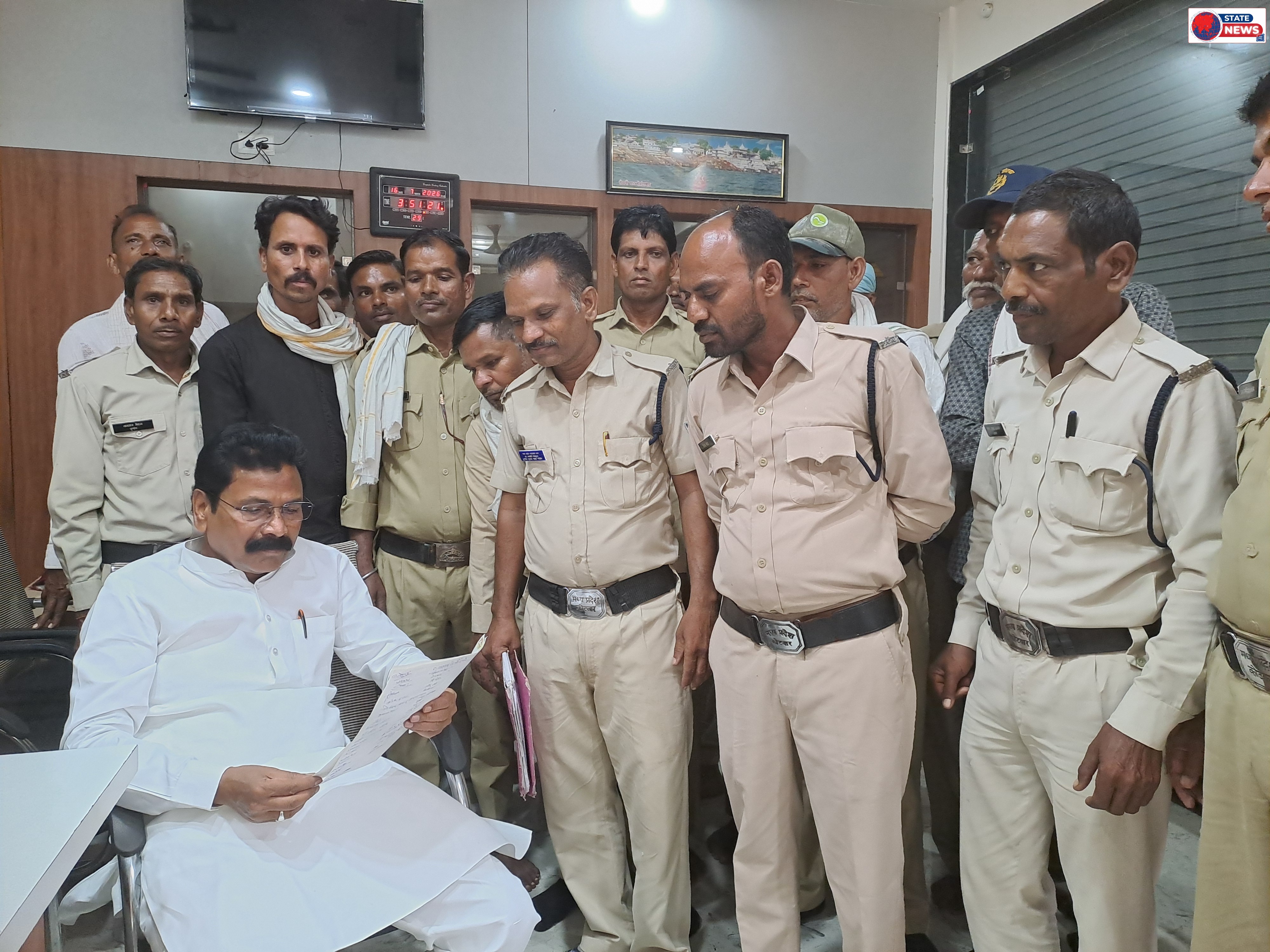 नर्मदापुरम जिले की तहसील पिपरिया में ग्रामीण क्षेत्रों से आए कोटवारों ने तहसीलदार एवं विधायक को मांगों को लेकर ज्ञापन दिया।।