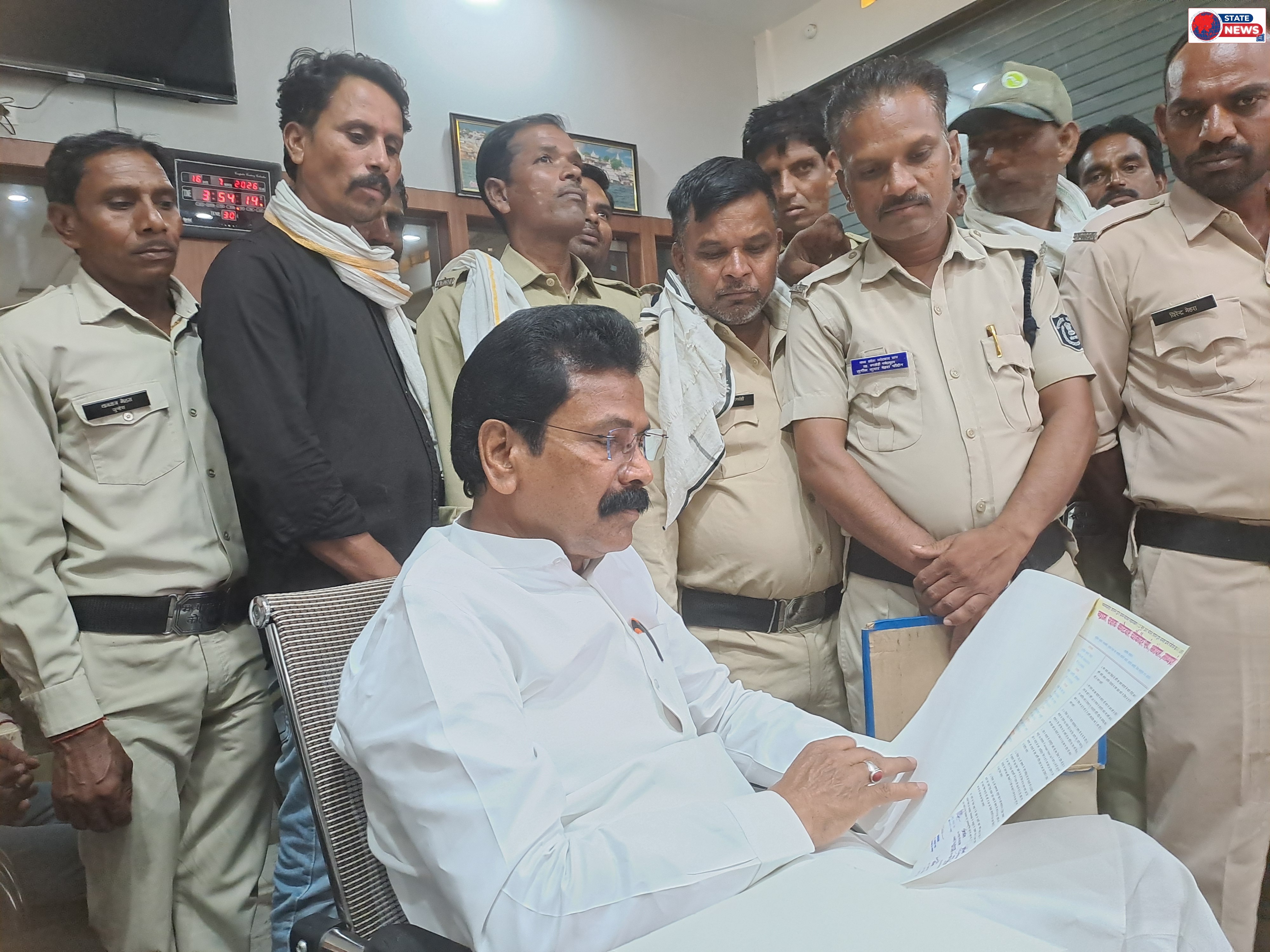 नर्मदापुरम जिले की तहसील पिपरिया में ग्रामीण क्षेत्रों से आए कोटवारों ने तहसीलदार एवं विधायक को मांगों को लेकर ज्ञापन दिया।।