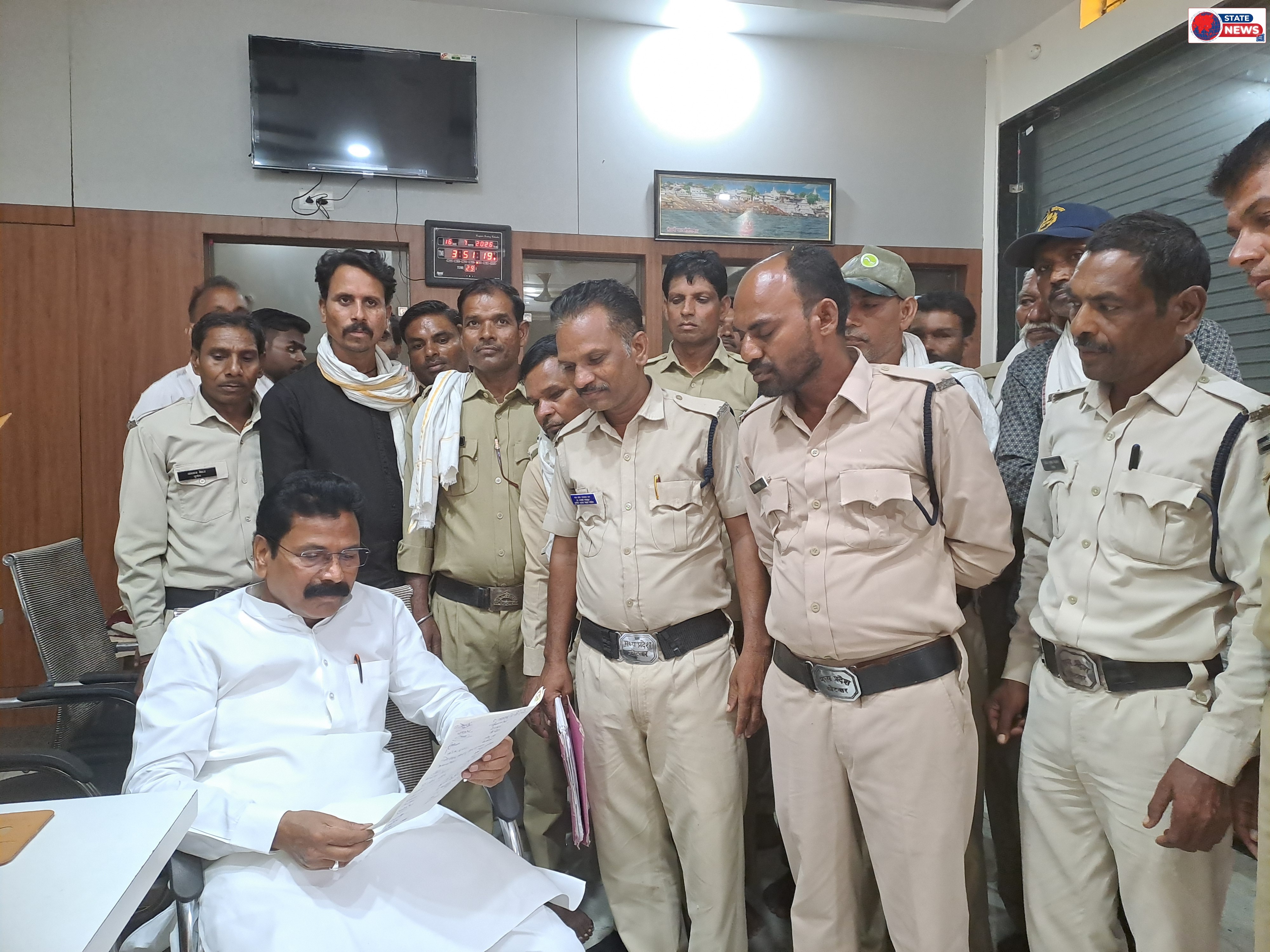 नर्मदापुरम जिले की तहसील पिपरिया में ग्रामीण क्षेत्रों से आए कोटवारों ने तहसीलदार एवं विधायक को मांगों को लेकर ज्ञापन दिया।।