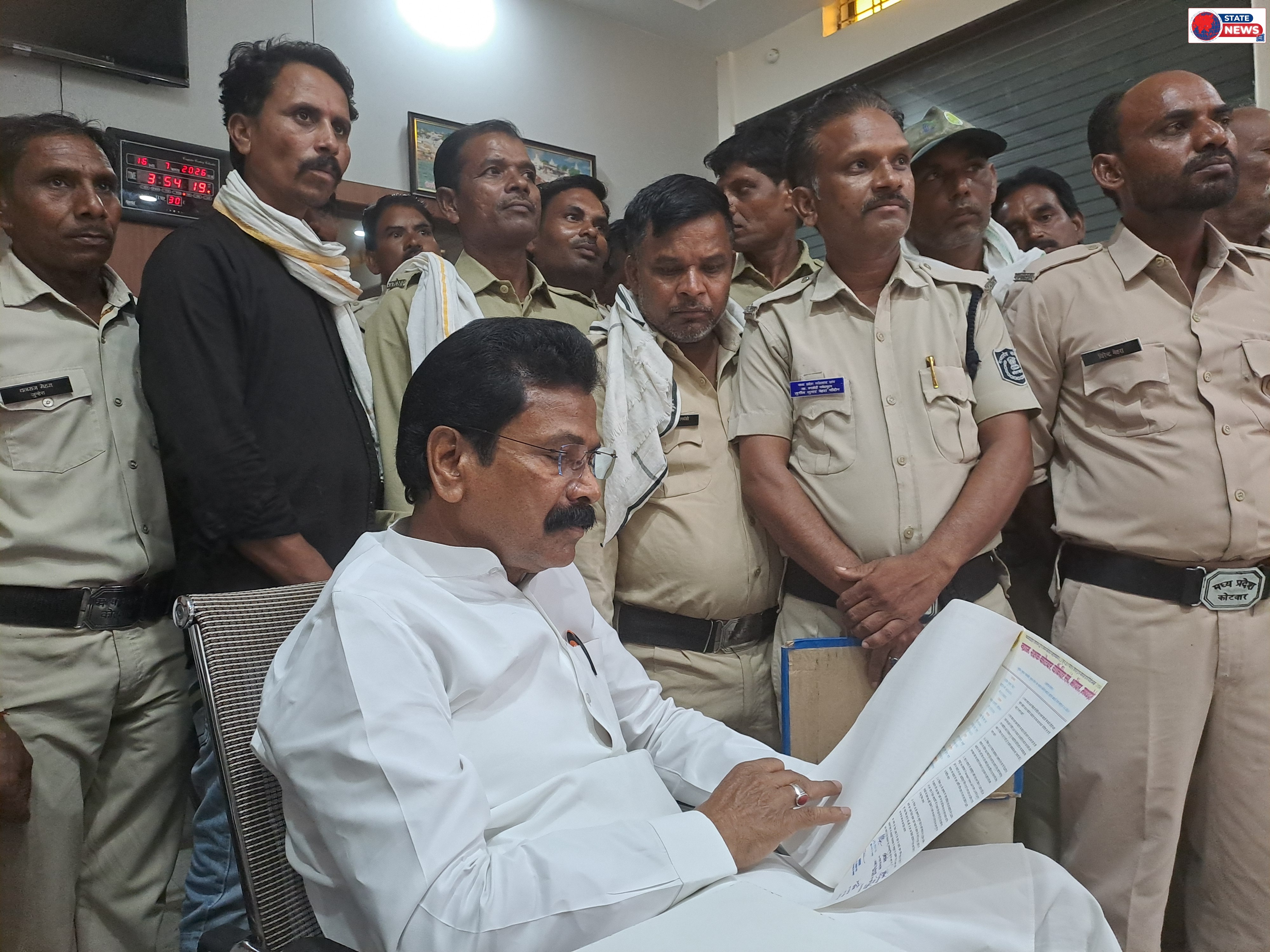 नर्मदापुरम जिले की तहसील पिपरिया में ग्रामीण क्षेत्रों से आए कोटवारों ने तहसीलदार एवं विधायक को मांगों को लेकर ज्ञापन दिया।।