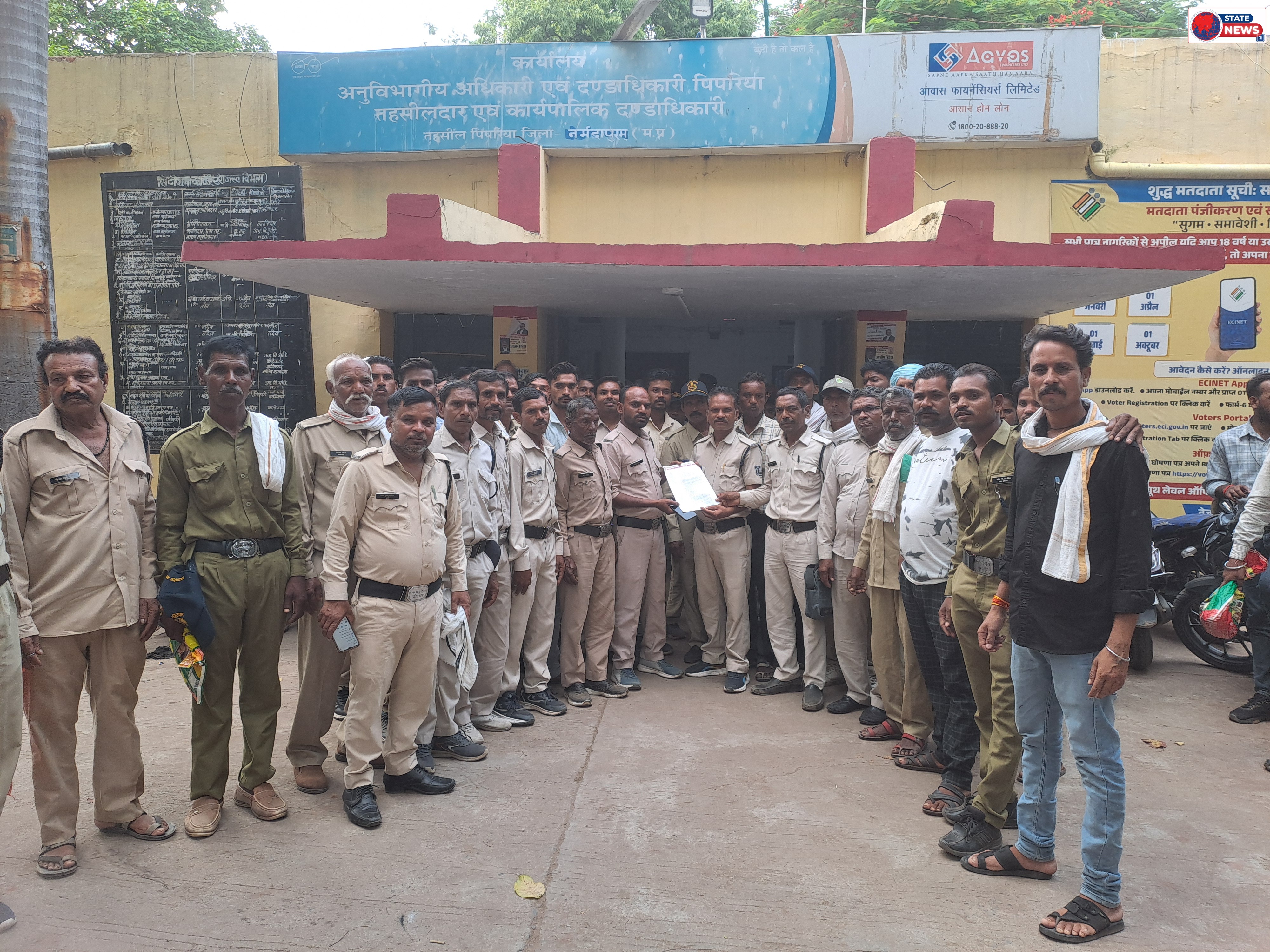 नर्मदापुरम जिले की तहसील पिपरिया में ग्रामीण क्षेत्रों से आए कोटवारों ने तहसीलदार एवं विधायक को मांगों को लेकर ज्ञापन दिया।।