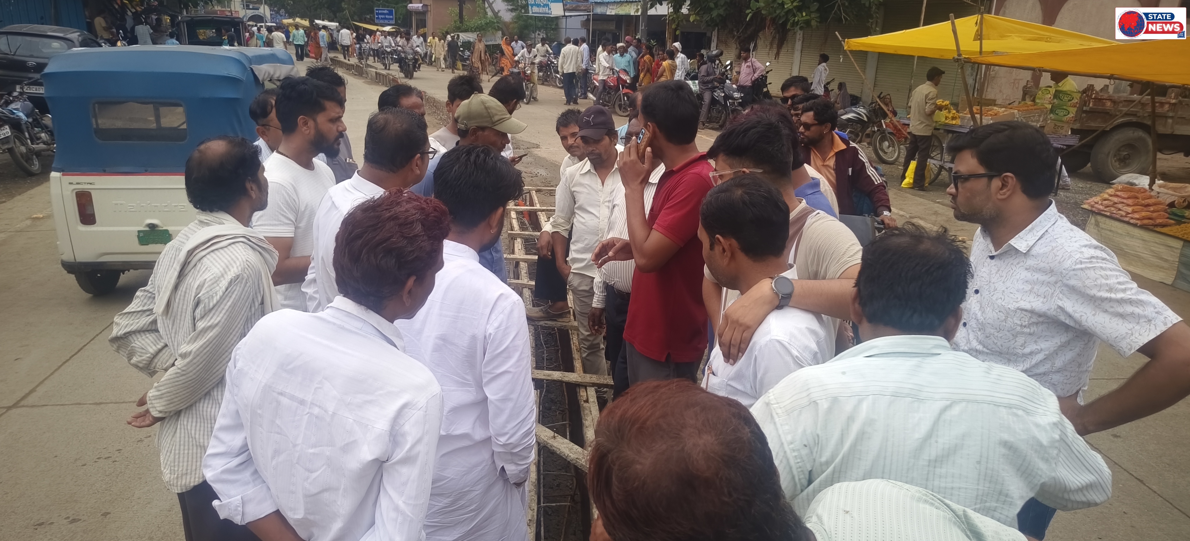 चंद्रभागा से बस स्टैंड तक बन रहे डिवाइडर निर्माण पर उठे सवाल, घटिया गुणवत्ता के आरोप