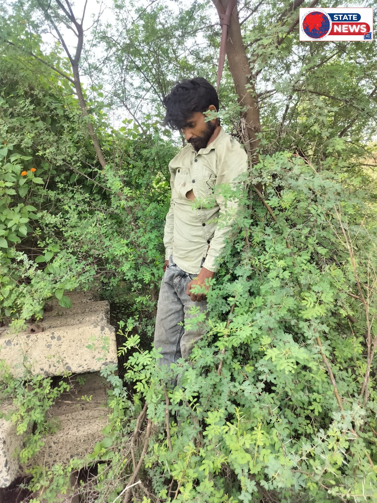 गुना में शुक्रवार को डोडा चूरा की तस्करी के दौरान एक्सीडेंट के मामले में फरार तीसरा आरोपी फंदे पर लटका हुआ मिला। उसने घटनास्थल से पांच किलोम