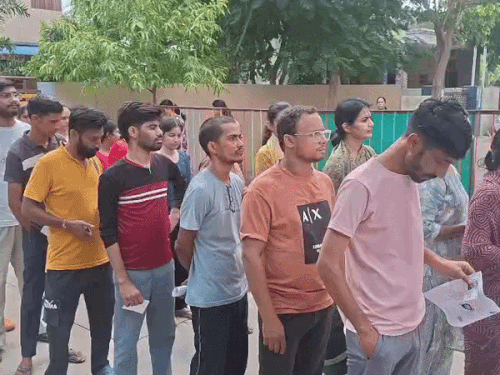 सीनियर टीचर भर्ती परीक्षा में दूसरे दिन की उपस्थिति दर पहली पारी में अधिक दूसरी पारी में थोड़ी कम रही