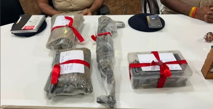 लातेहार में नक्सलियों के खिलाफ पुलिस को बड़ी कामयाबी: AK-56 राइफल और गोलियों का जखीरा बरामद