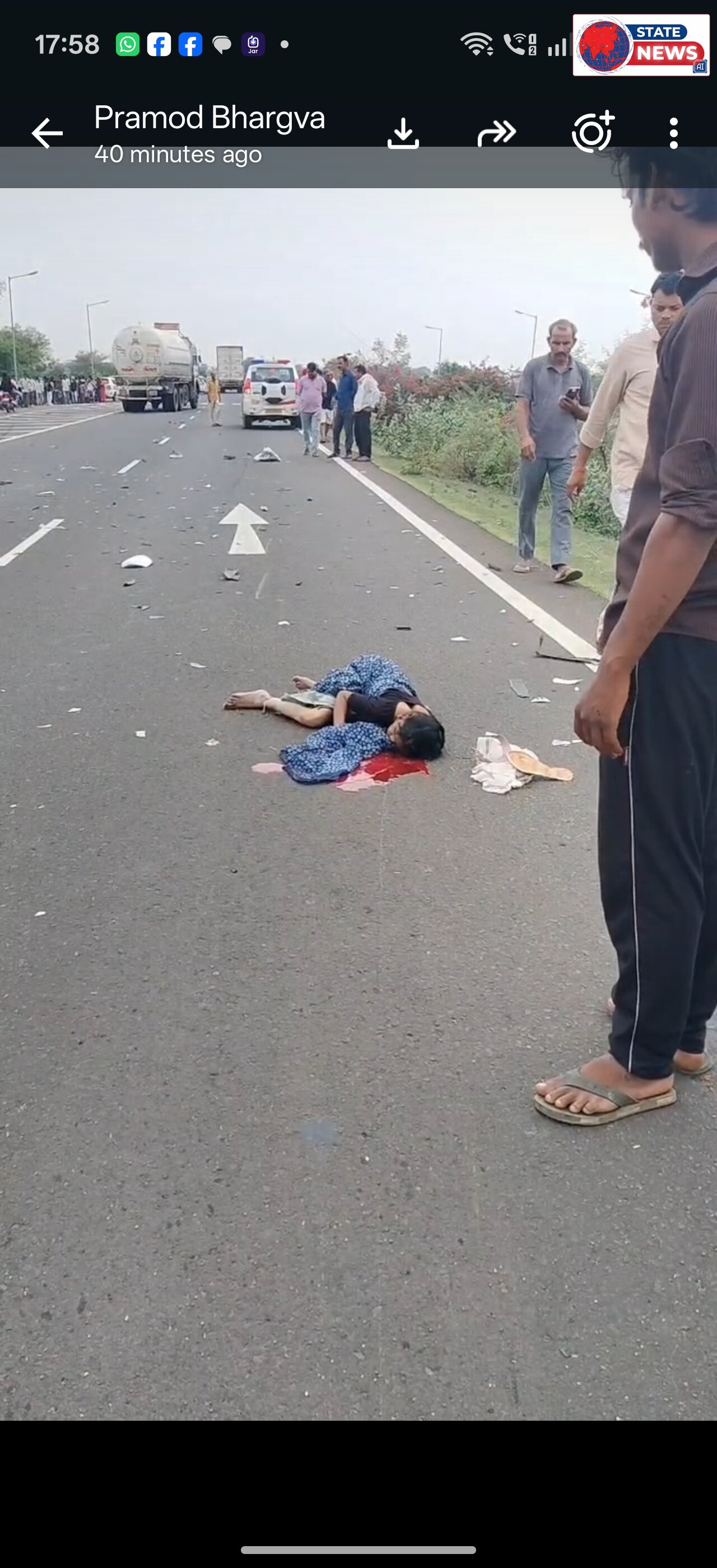ग्वालियर से आ रही थी आर्टिका ओर गुना की ओर जा रहे थे बाइक सवार,मोटर साइकिल पर तीन लोग (पति,पत्नी एवं उनका बच्चा )  टक्कर इतनी भयानक थी कि मौ
