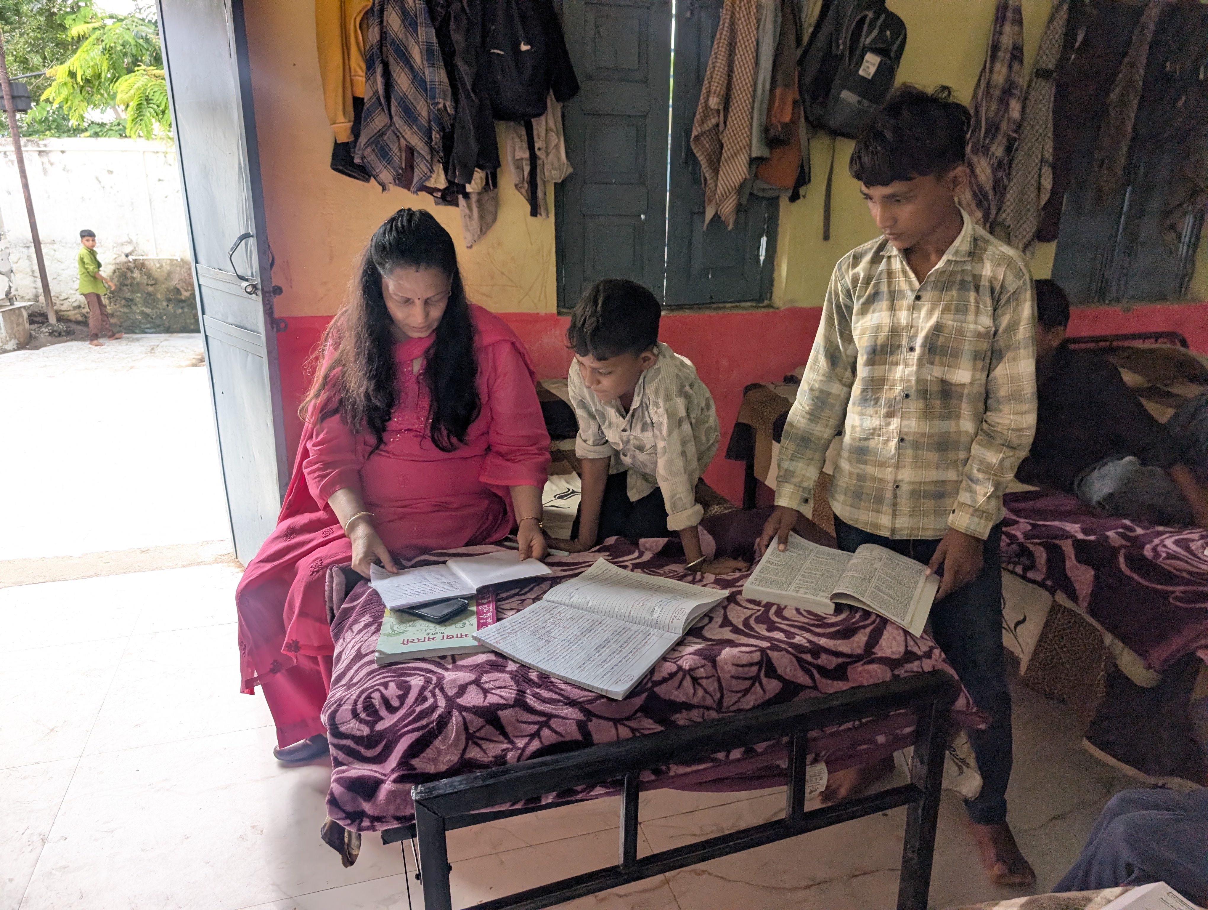 छात्रावासों में पहुंचीं कलेक्टर नीतू माथुर, विद्यार्थियों से किया सीधा संवाद; भोजन, स्वच्छता और पढ़ाई की व्यवस्थाएं परखी