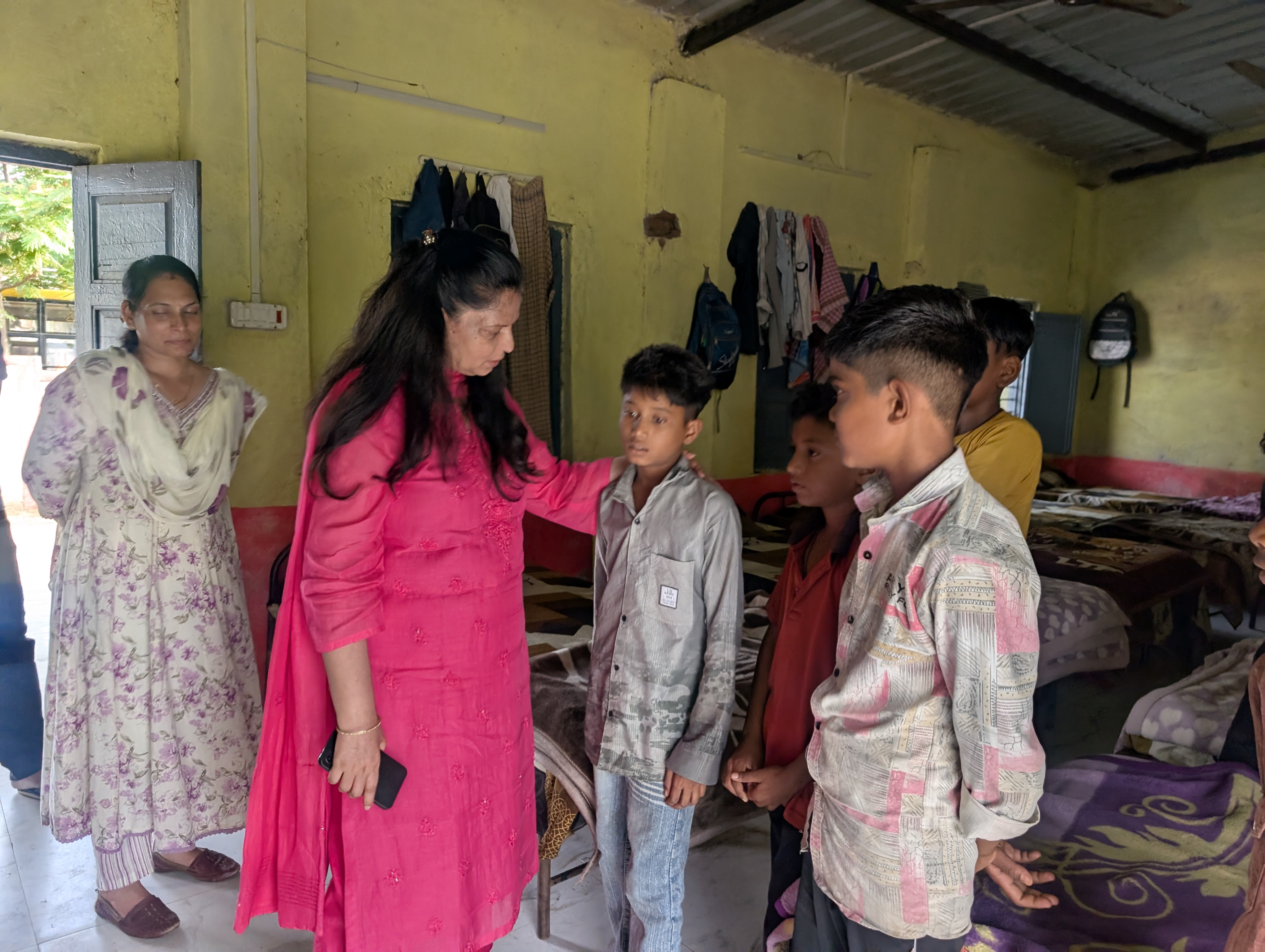 छात्रावासों में पहुंचीं कलेक्टर नीतू माथुर, विद्यार्थियों से किया सीधा संवाद; भोजन, स्वच्छता और पढ़ाई की व्यवस्थाएं परखी