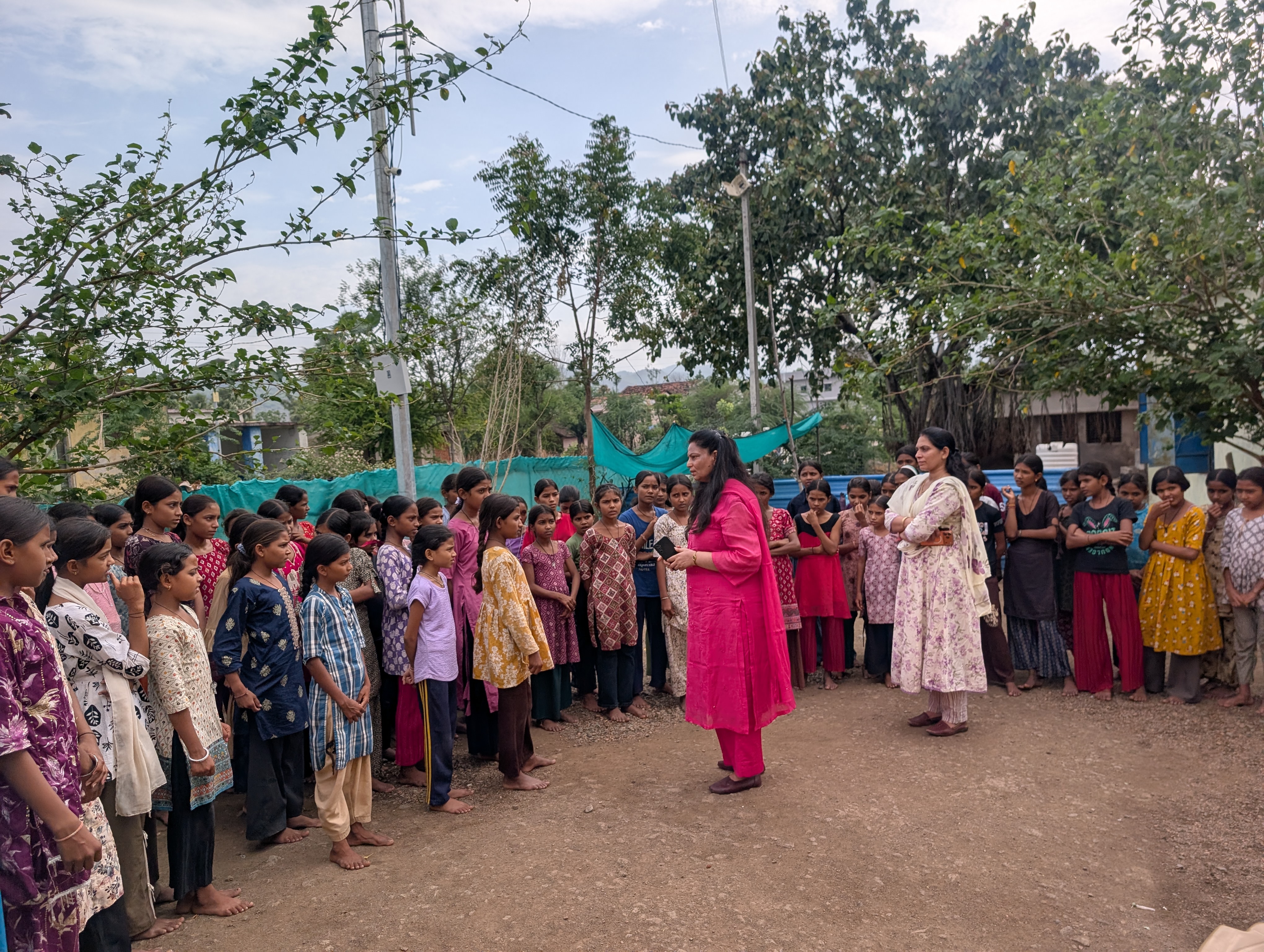 छात्रावासों में पहुंचीं कलेक्टर नीतू माथुर, विद्यार्थियों से किया सीधा संवाद; भोजन, स्वच्छता और पढ़ाई की व्यवस्थाएं परखी