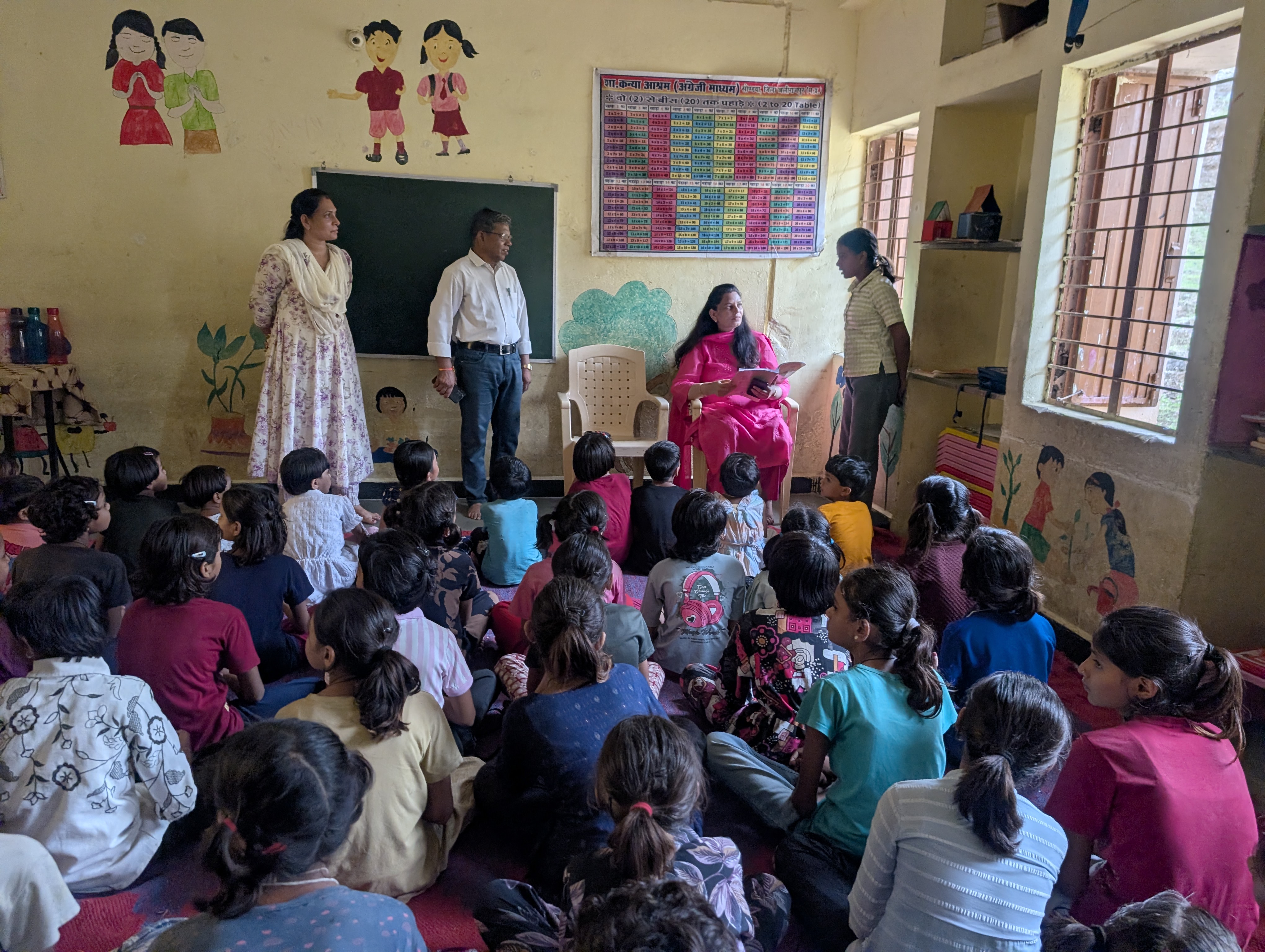 छात्रावासों में पहुंचीं कलेक्टर नीतू माथुर, विद्यार्थियों से किया सीधा संवाद; भोजन, स्वच्छता और पढ़ाई की व्यवस्थाएं परखी