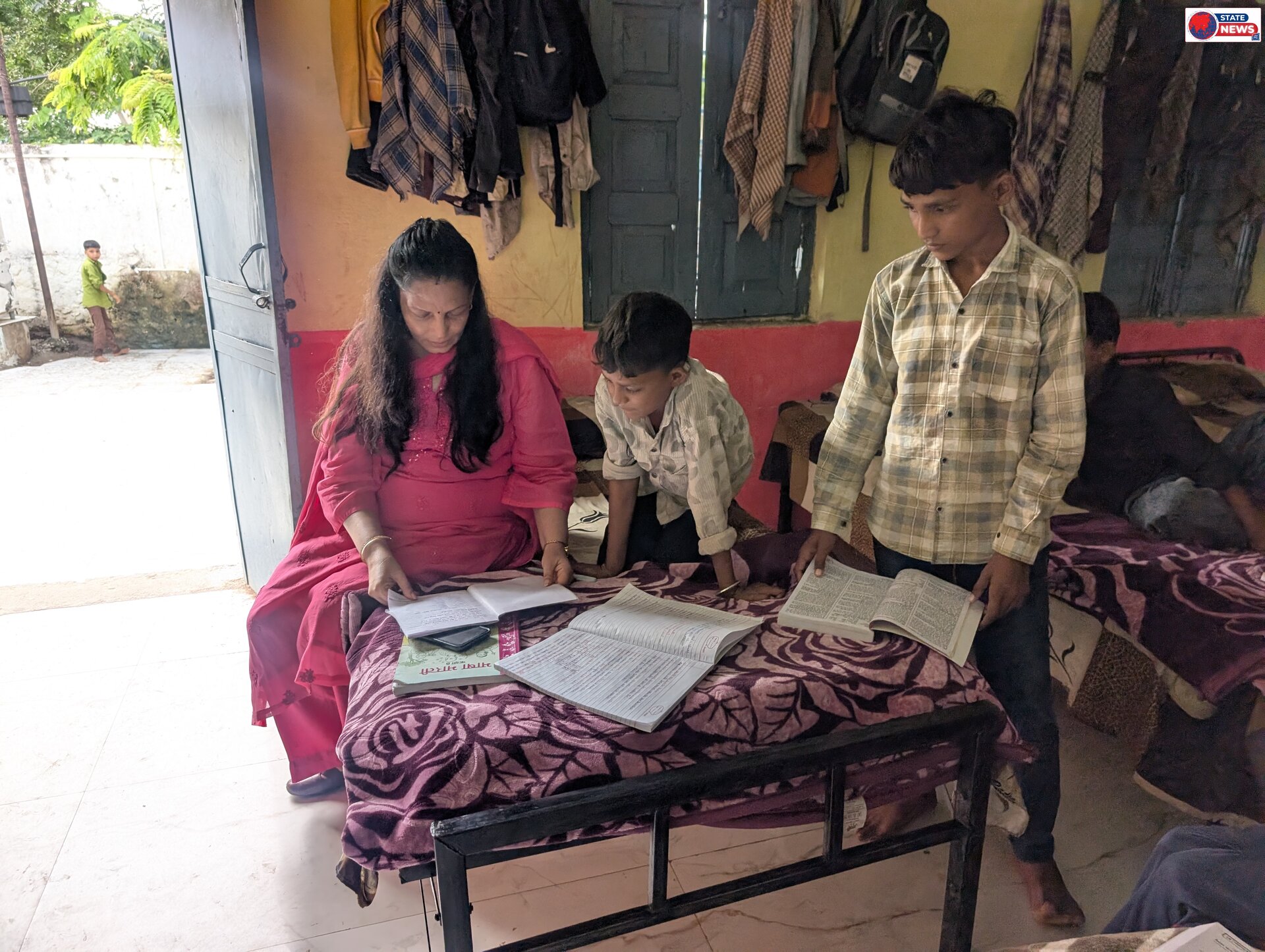 छात्रावासों में पहुंचीं कलेक्टर नीतू माथुर, विद्यार्थियों से किया सीधा संवाद; भोजन, स्वच्छता और पढ़ाई की व्यवस्थाएं परखी