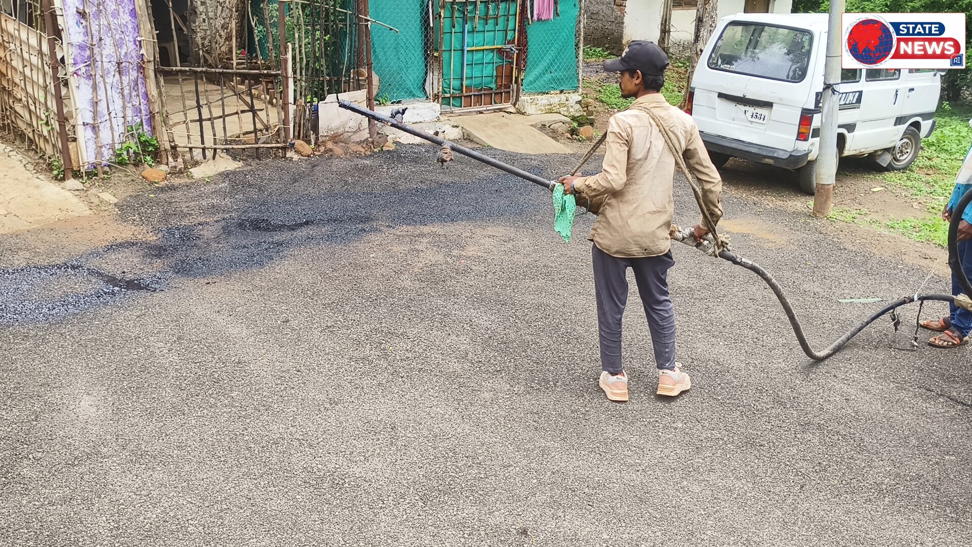 खबर का असर दिखा ठेकेदार द्वारा डामरीकरण रोड का सील कोर्ट किया जा रहा है ।