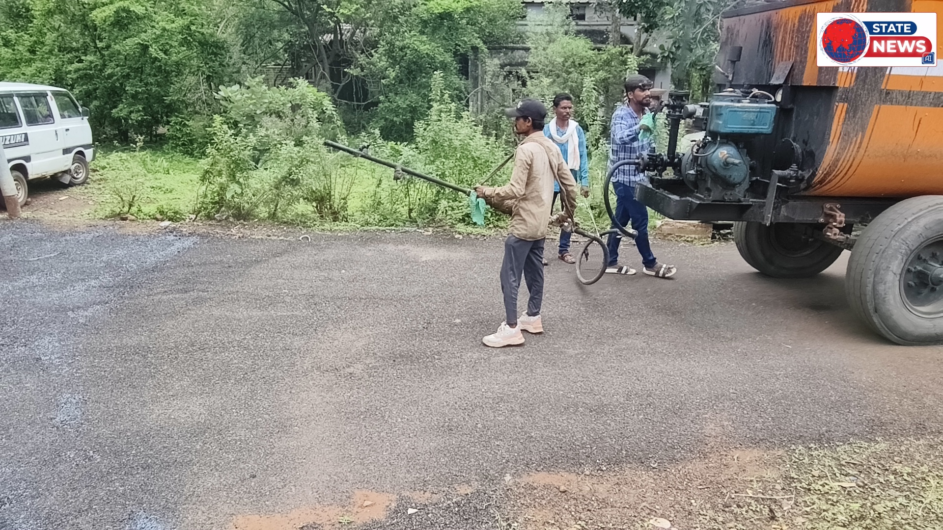 खबर का असर दिखा ठेकेदार द्वारा डामरीकरण रोड का सील कोर्ट किया जा रहा है ।