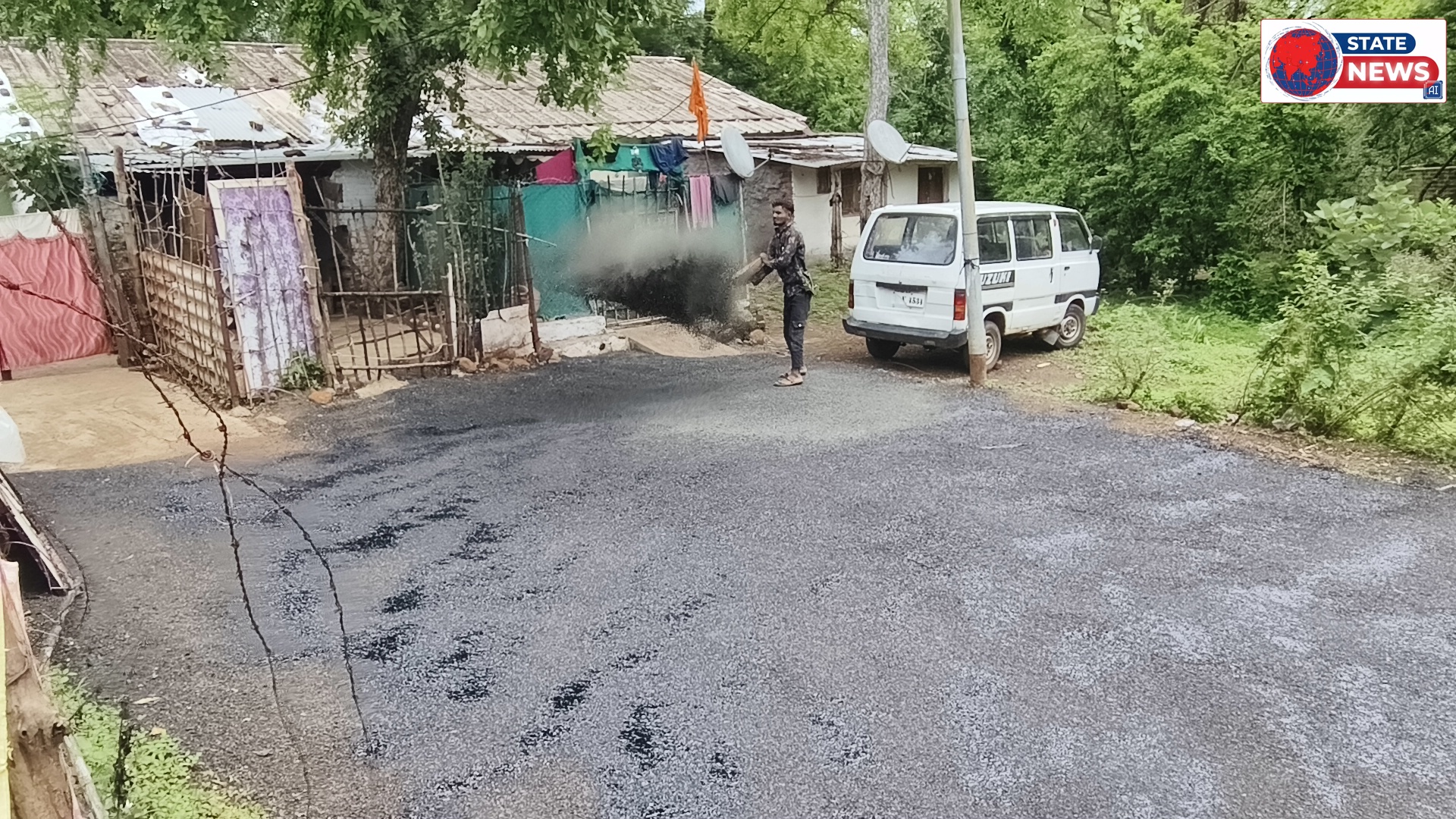 खबर का असर दिखा ठेकेदार द्वारा डामरीकरण रोड का सील कोर्ट किया जा रहा है ।