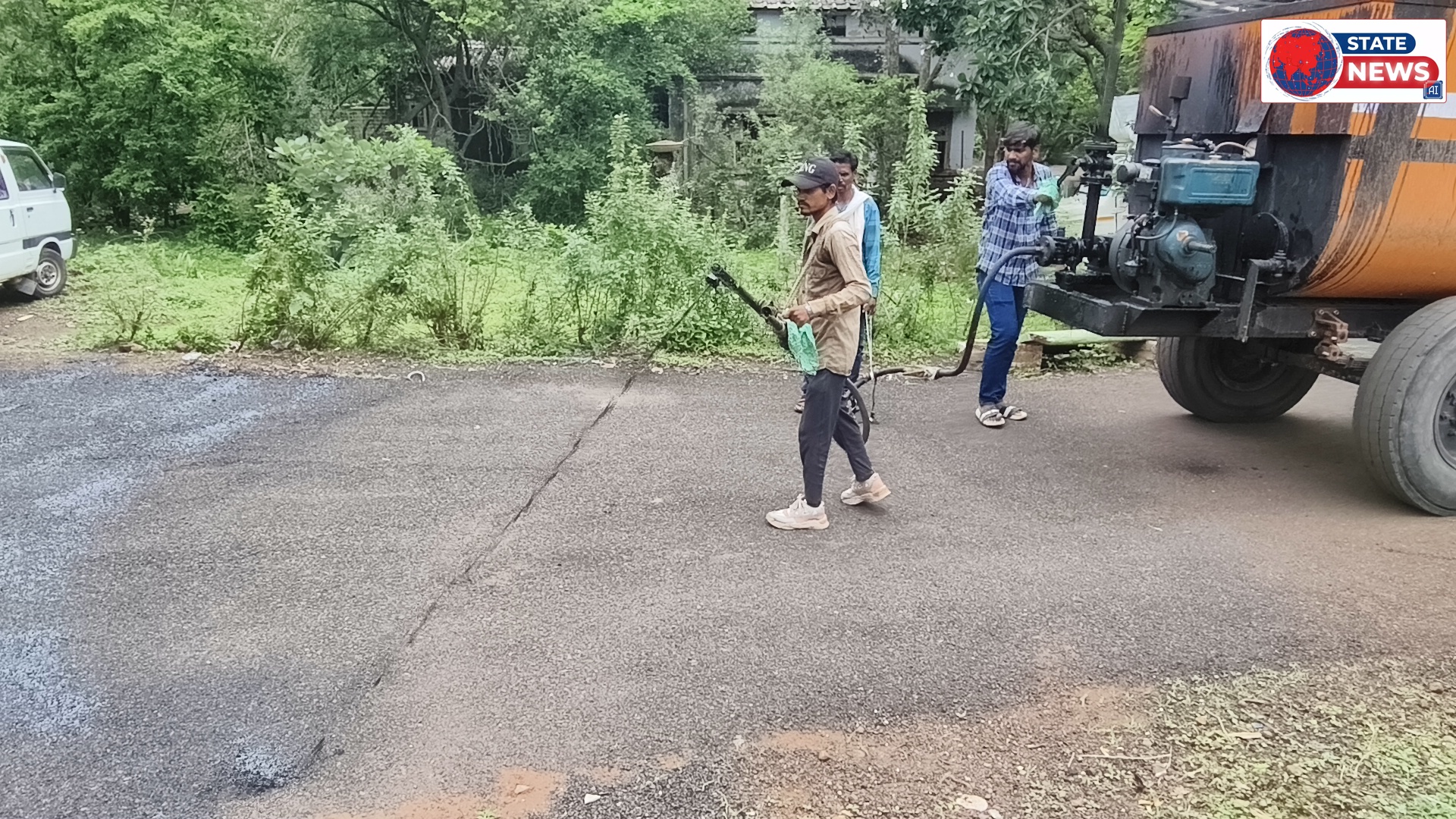 खबर का असर दिखा ठेकेदार द्वारा डामरीकरण रोड का सील कोर्ट किया जा रहा है ।