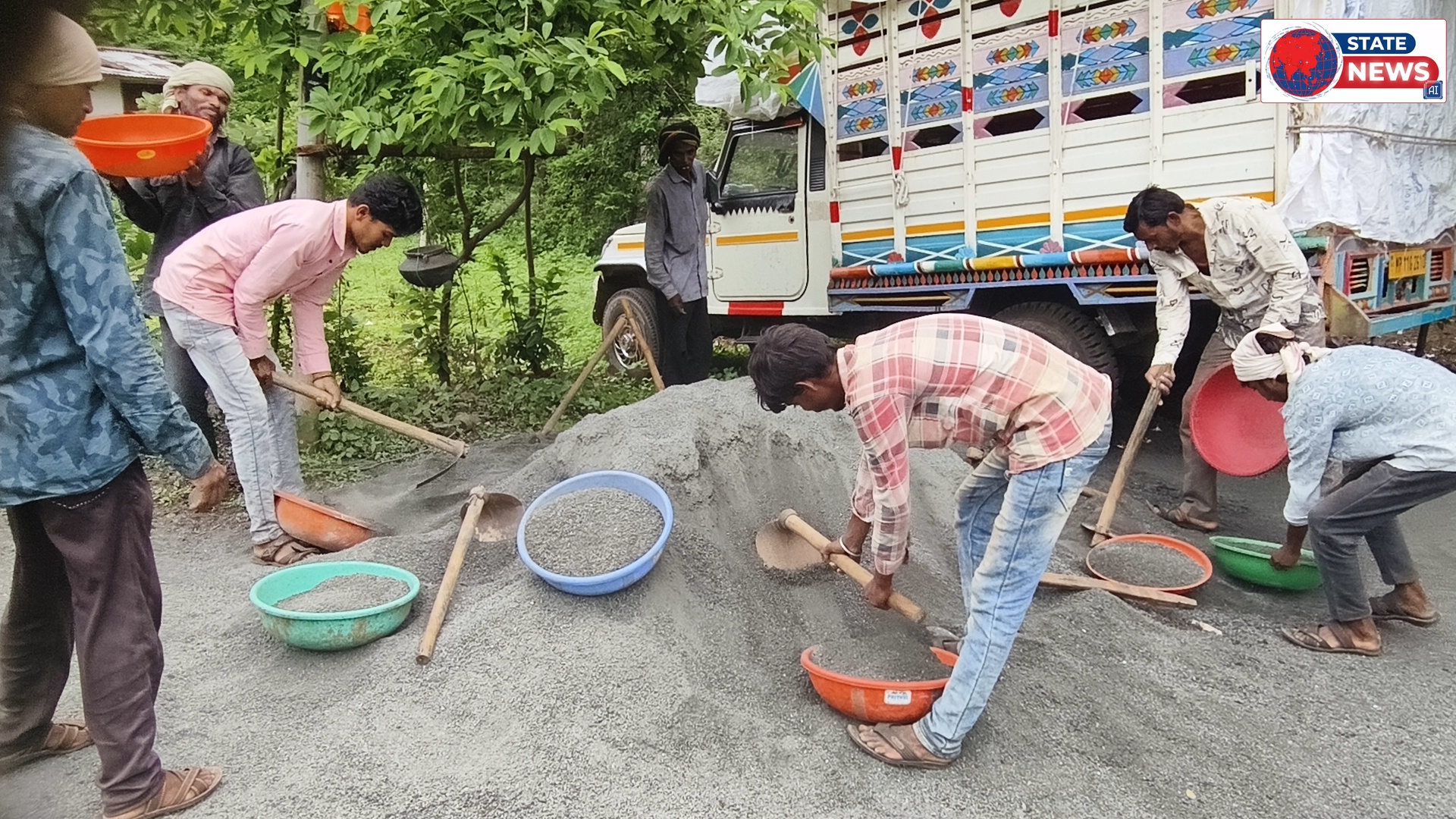 खबर का असर दिखा ठेकेदार द्वारा डामरीकरण रोड का सील कोर्ट किया जा रहा है ।