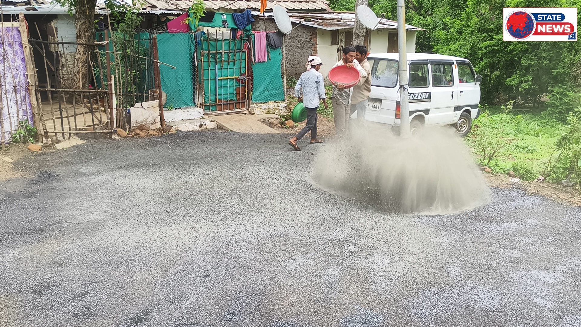 खबर का असर दिखा ठेकेदार द्वारा डामरीकरण रोड का सील कोर्ट किया जा रहा है ।