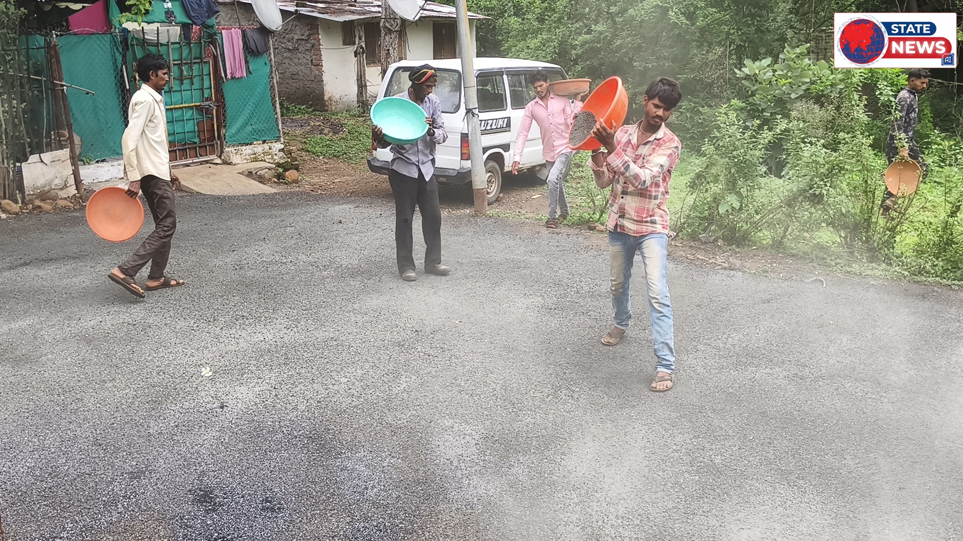 खबर का असर दिखा ठेकेदार द्वारा डामरीकरण रोड का सील कोर्ट किया जा रहा है ।