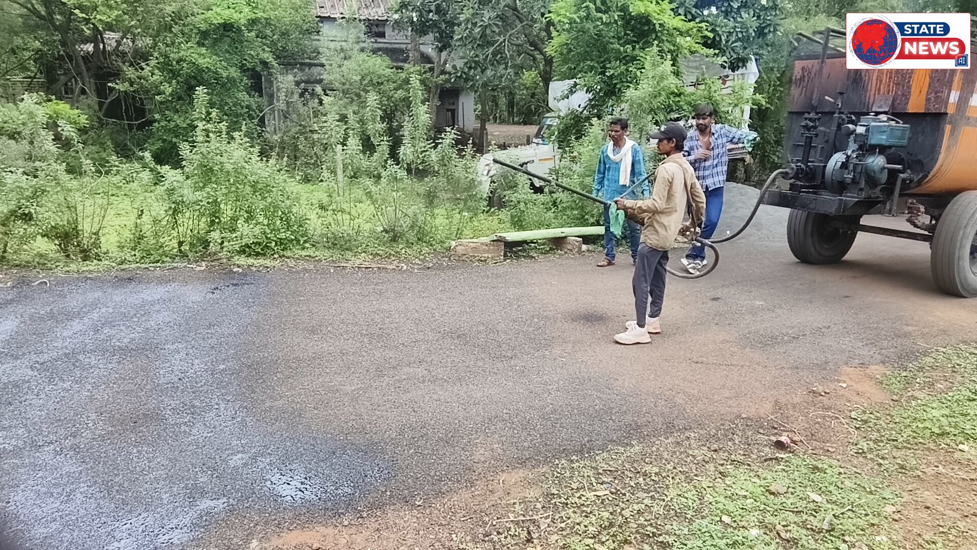 खबर का असर दिखा ठेकेदार द्वारा डामरीकरण रोड का सील कोर्ट किया जा रहा है ।