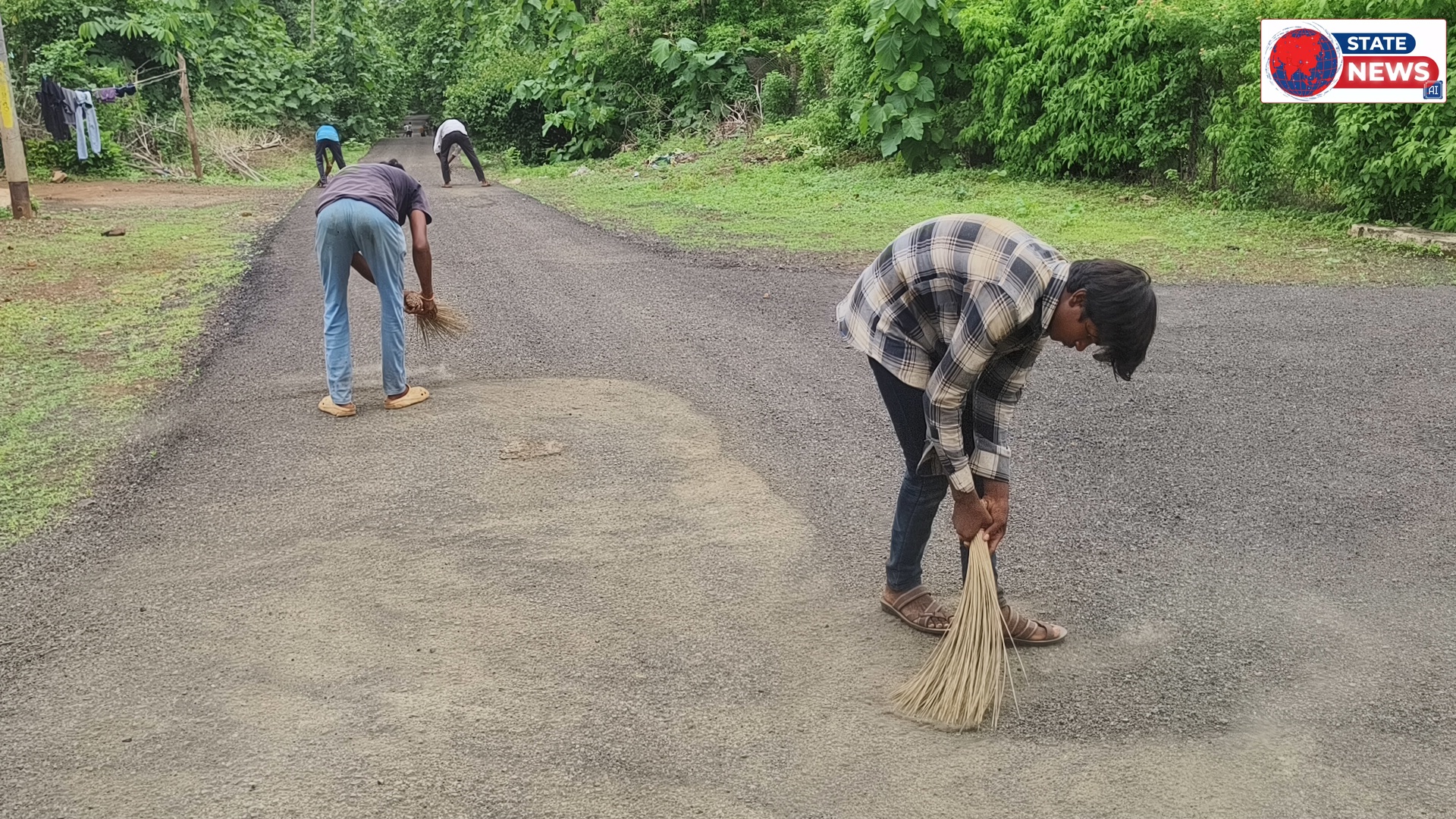 खबर का असर दिखा ठेकेदार द्वारा डामरीकरण रोड का सील कोर्ट किया जा रहा है ।