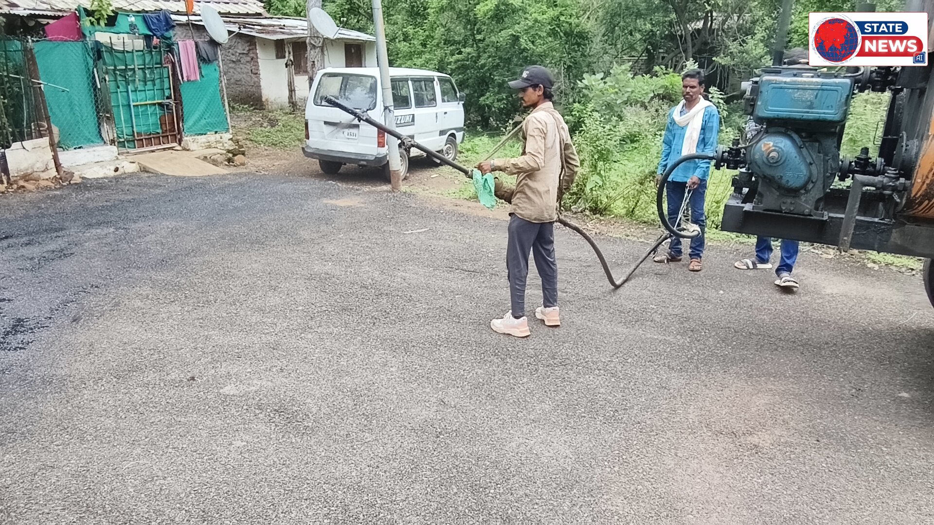 खबर का असर दिखा ठेकेदार द्वारा डामरीकरण रोड का सील कोर्ट किया जा रहा है ।