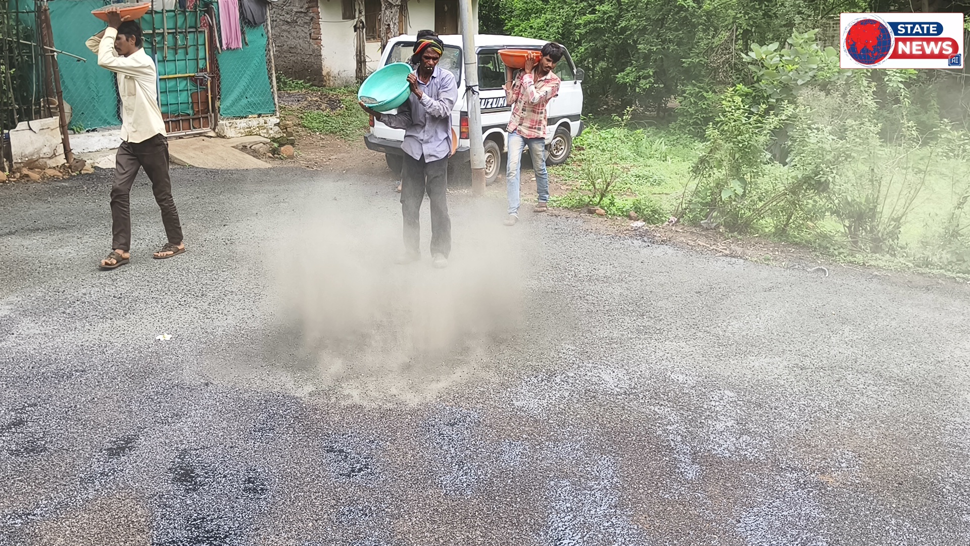 खबर का असर दिखा ठेकेदार द्वारा डामरीकरण रोड का सील कोर्ट किया जा रहा है ।