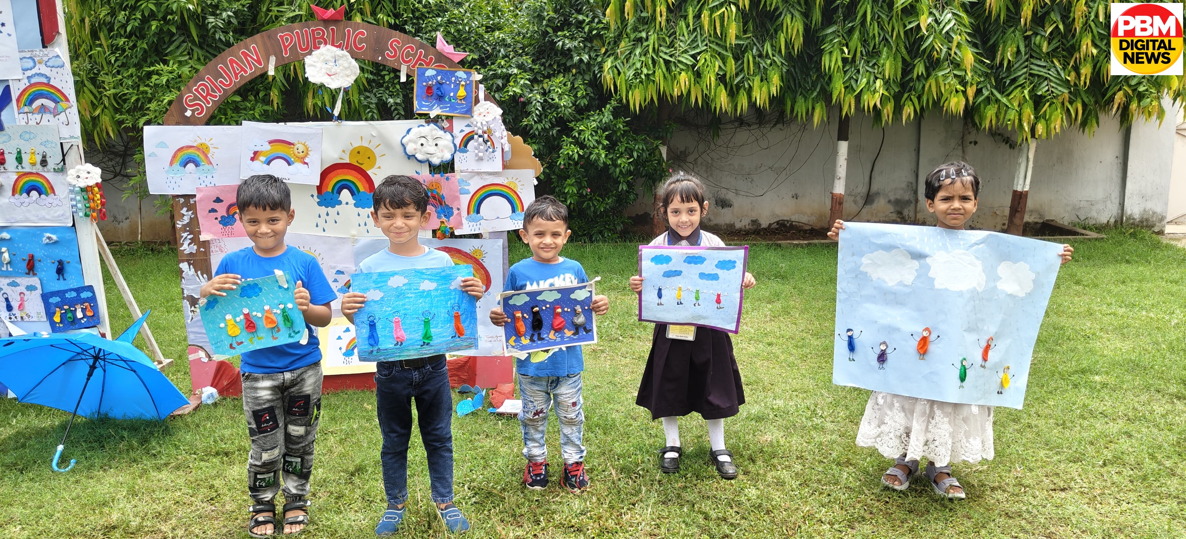 सृजन पब्लिक स्कूल में 'रेनी डे' की धूम: रंग-बिरंगे छातों और रेनकोट में बच्चों ने की मस्ती, जल संरक्षण का दिया संदेश