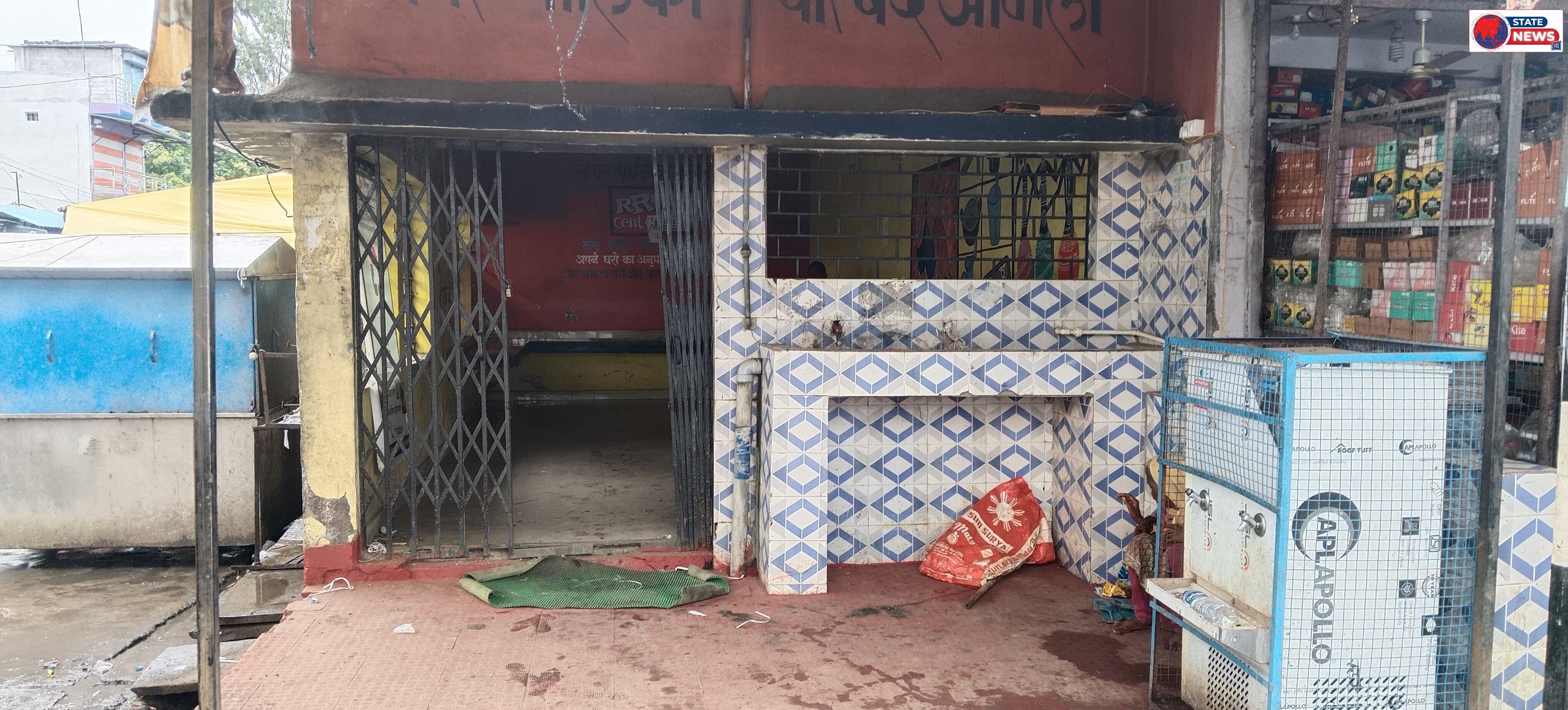 प्रतीक्षालय की जर्जर छत पर भड़की पार्षद खुशबू अतुलकर, तत्काल मरम्मत की मांग