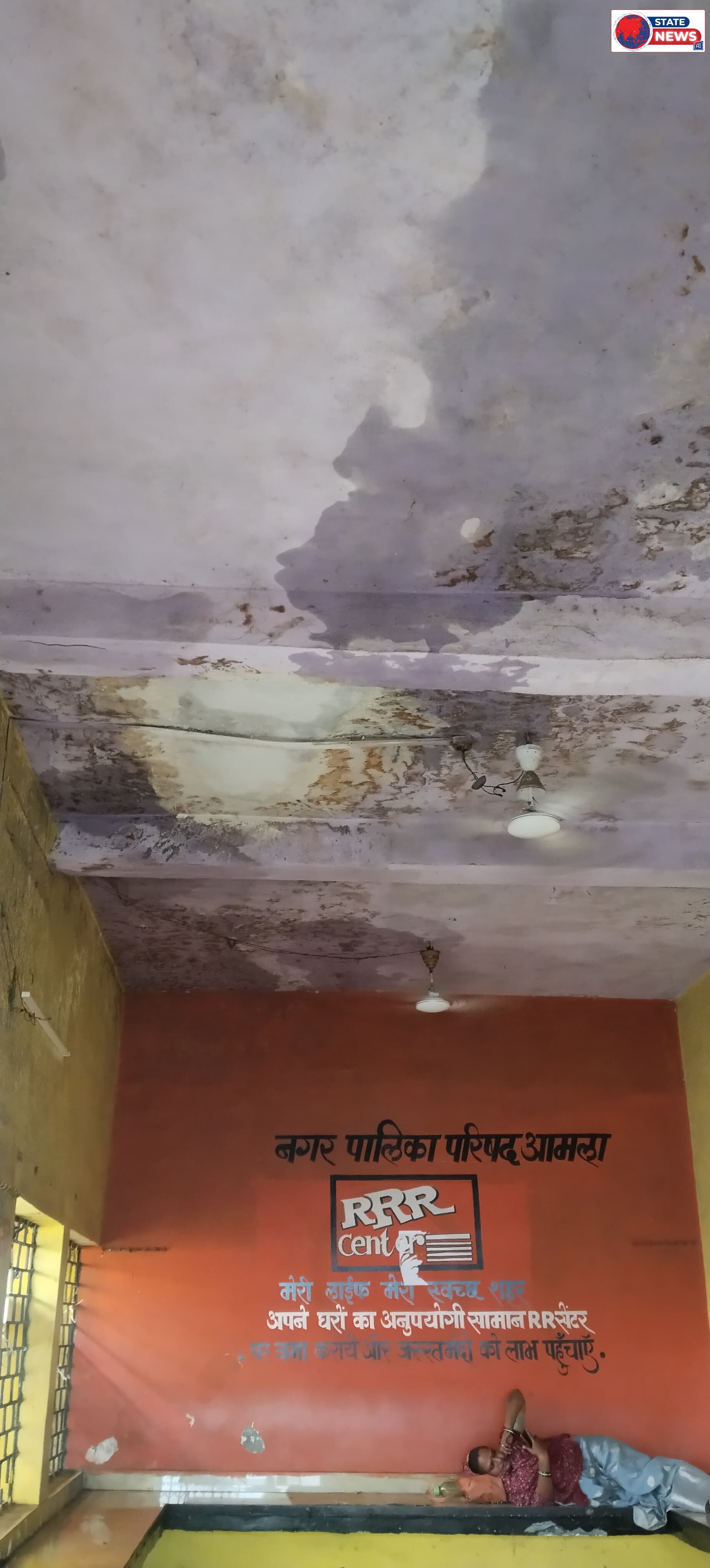 प्रतीक्षालय की जर्जर छत पर भड़की पार्षद खुशबू अतुलकर, तत्काल मरम्मत की मांग