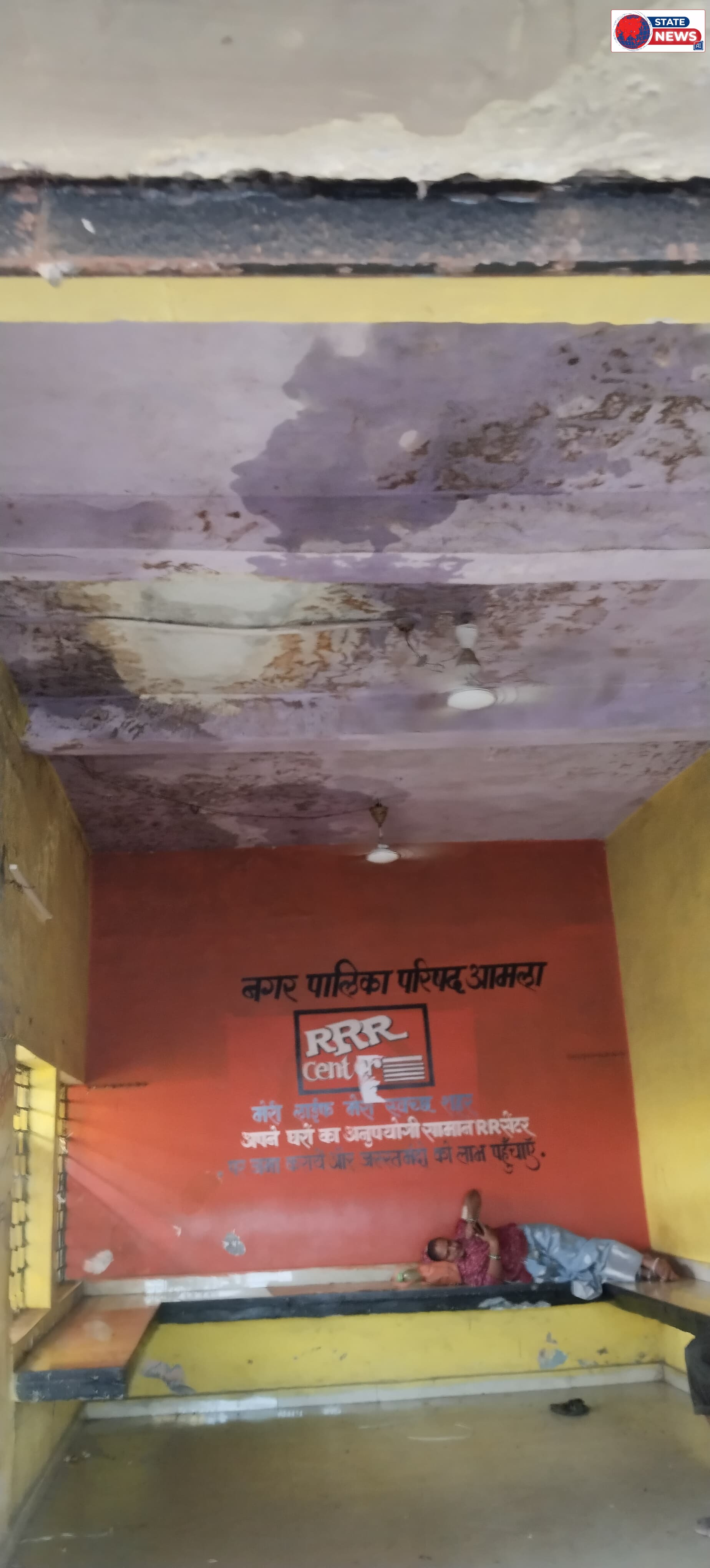 प्रतीक्षालय की जर्जर छत पर भड़की पार्षद खुशबू अतुलकर, तत्काल मरम्मत की मांग