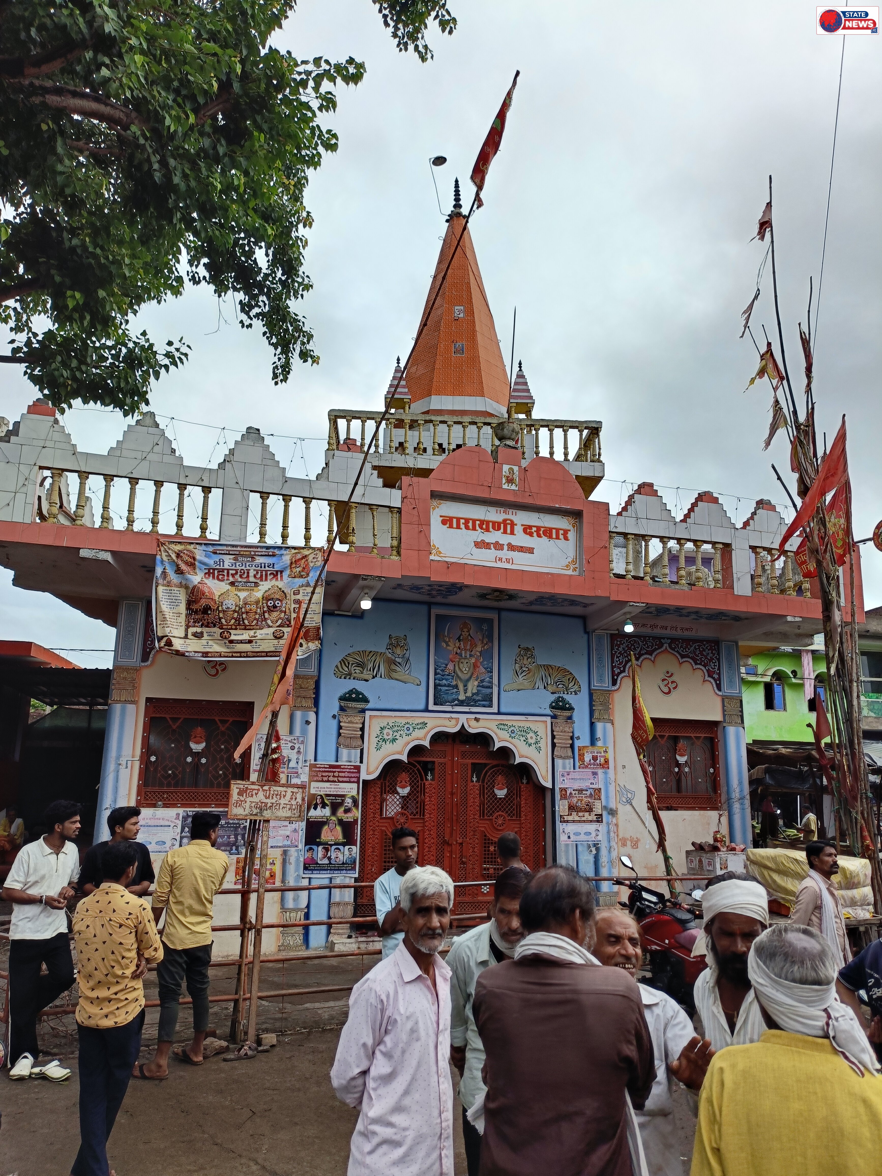 नारायणी मंदिर में चोरी आक्रोश लोगों बैठे रोड़ पर