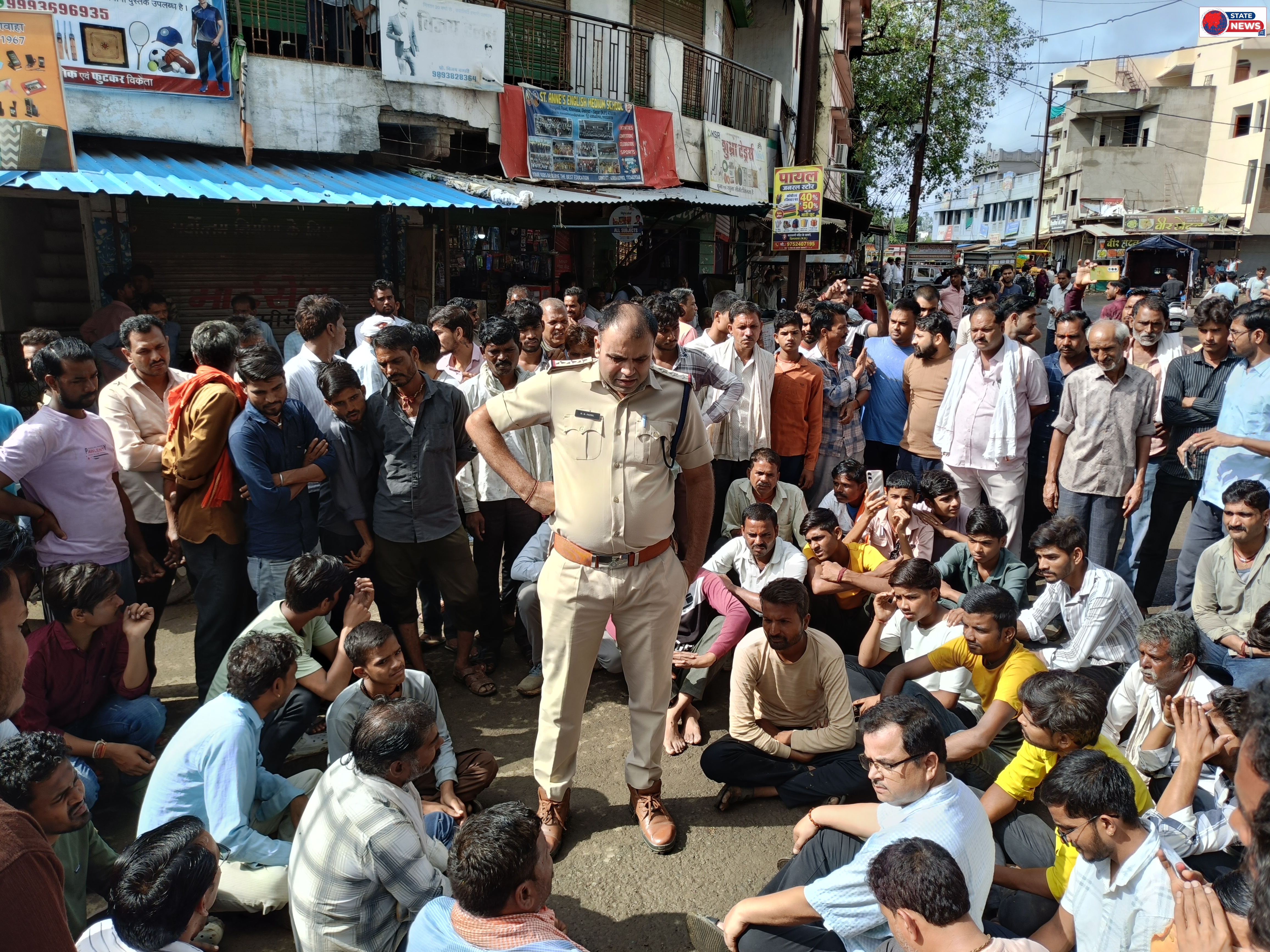 नारायणी मंदिर में चोरी आक्रोश लोगों बैठे रोड़ पर