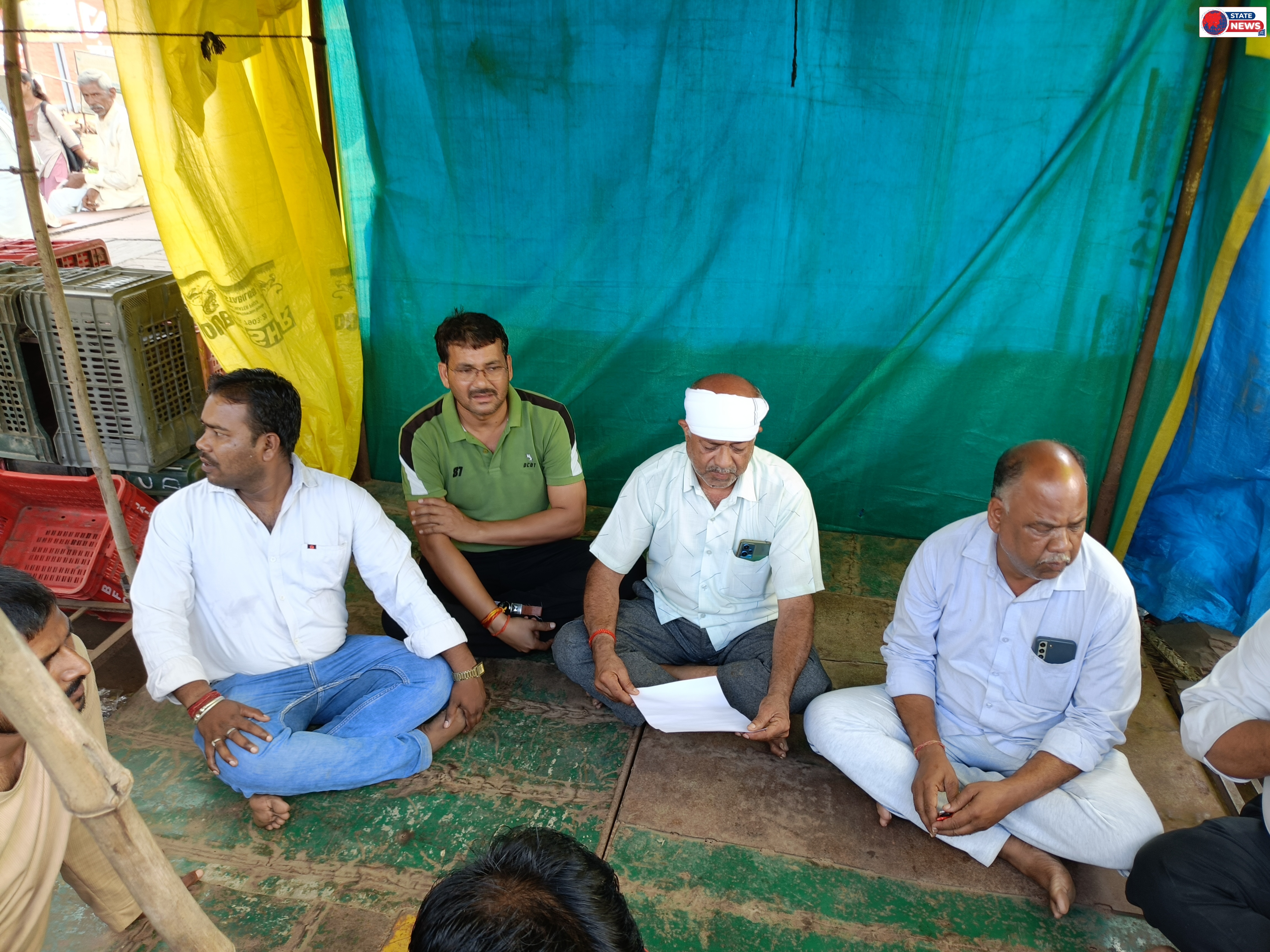 नारायणी मंदिर में चोरी आक्रोश लोगों बैठे रोड़ पर