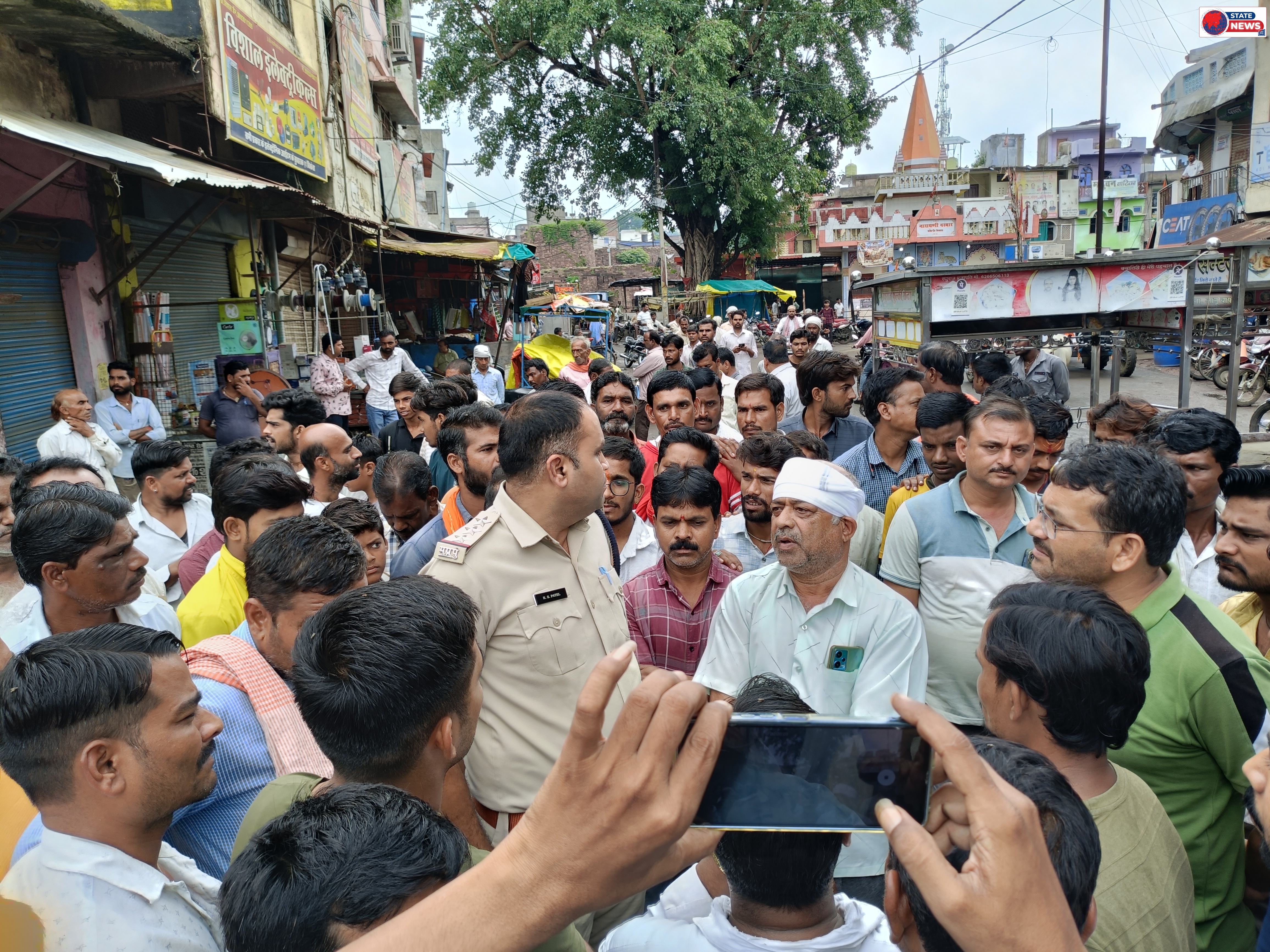 नारायणी मंदिर में चोरी आक्रोश लोगों बैठे रोड़ पर