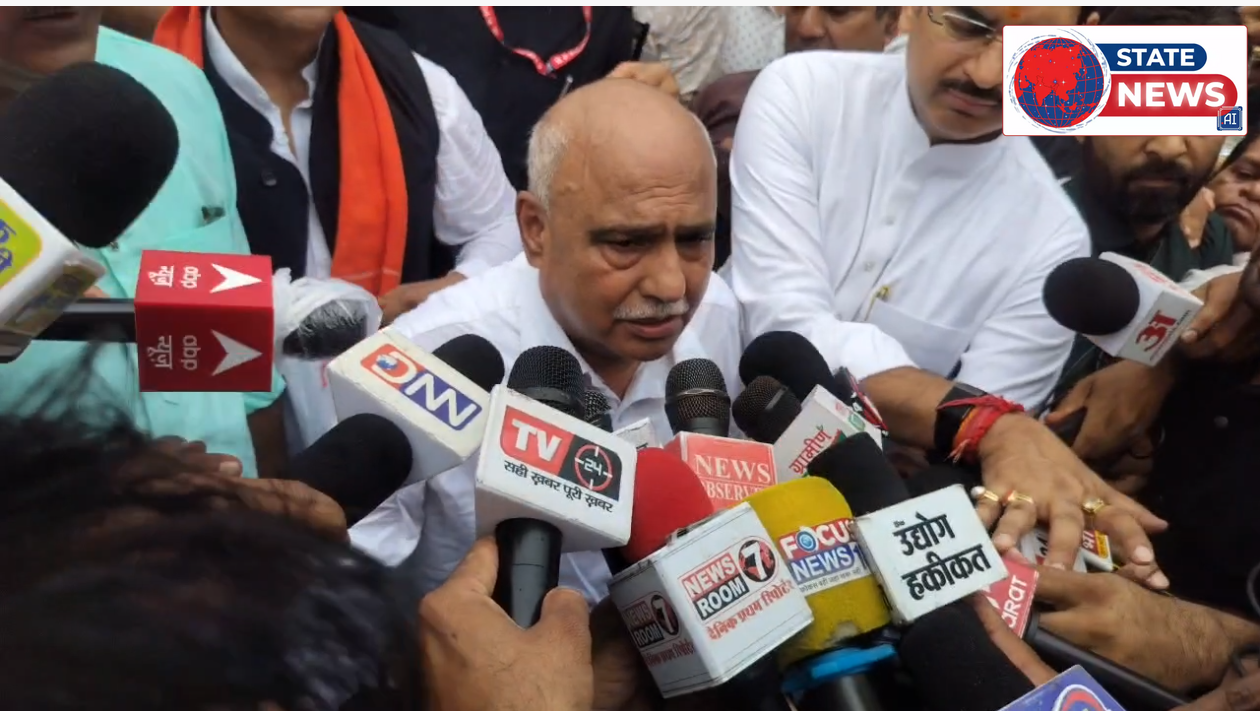 दो-दो हाथ करने के लिए अध्यक्ष जी, खटला पूरा अखाड़ा है... सड़क चलने के लिए है, अखाड़े के लिए नहीं?