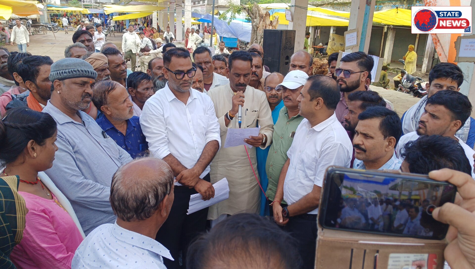केसली पशु बाजार बचाने और खाद संकट पर फूटा आक्रोश, राष्ट्रपति के नाम तहसीलदार को सौंपा ज्ञापन