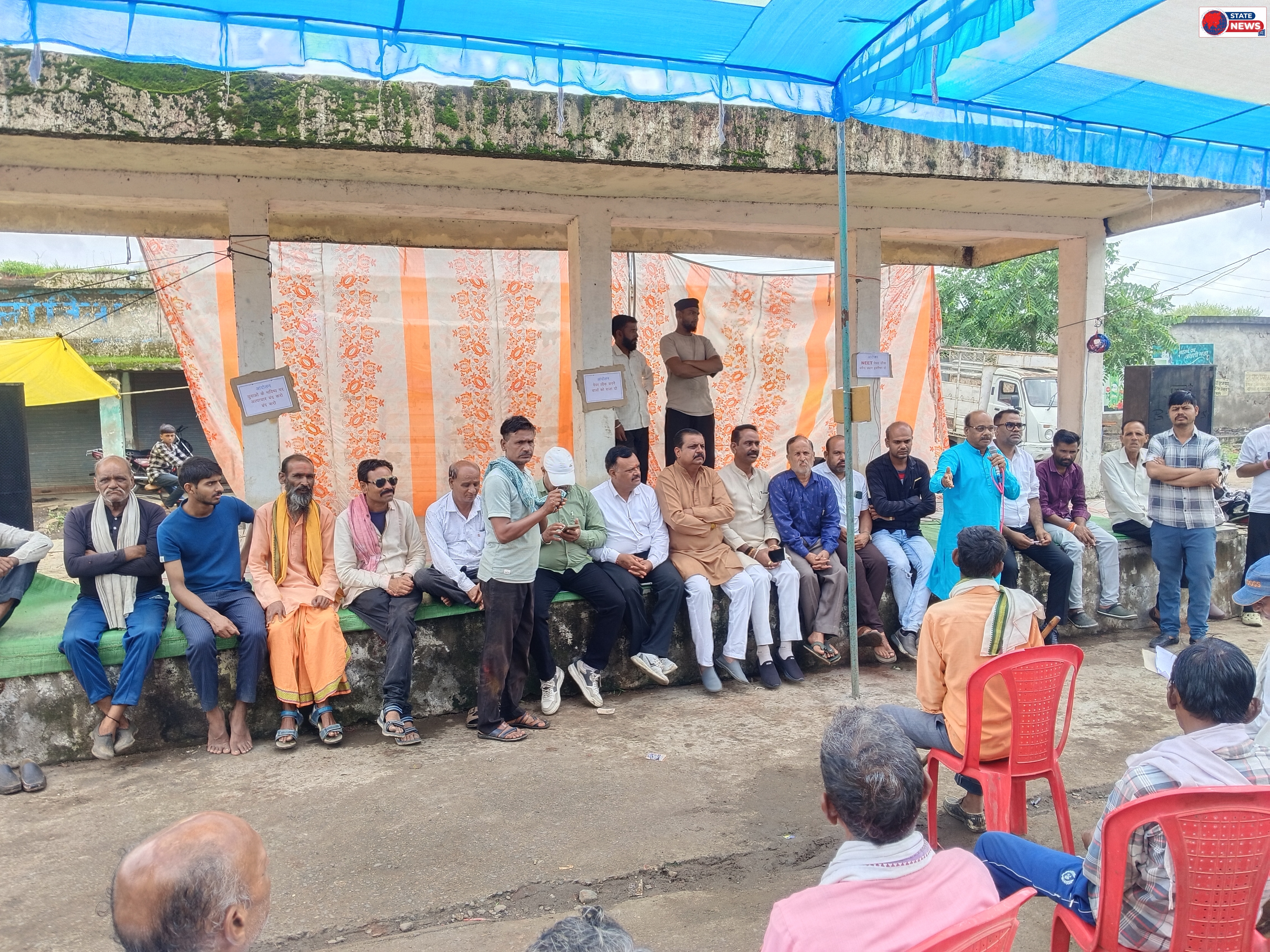 केसली पशु बाजार बचाने और खाद संकट पर फूटा आक्रोश, राष्ट्रपति के नाम तहसीलदार को सौंपा ज्ञापन