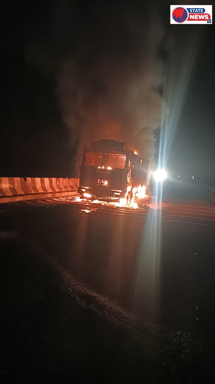 चलते ट्रक में लगी आग, बाल बाल बचे ड्राइबर कंडेक्टर