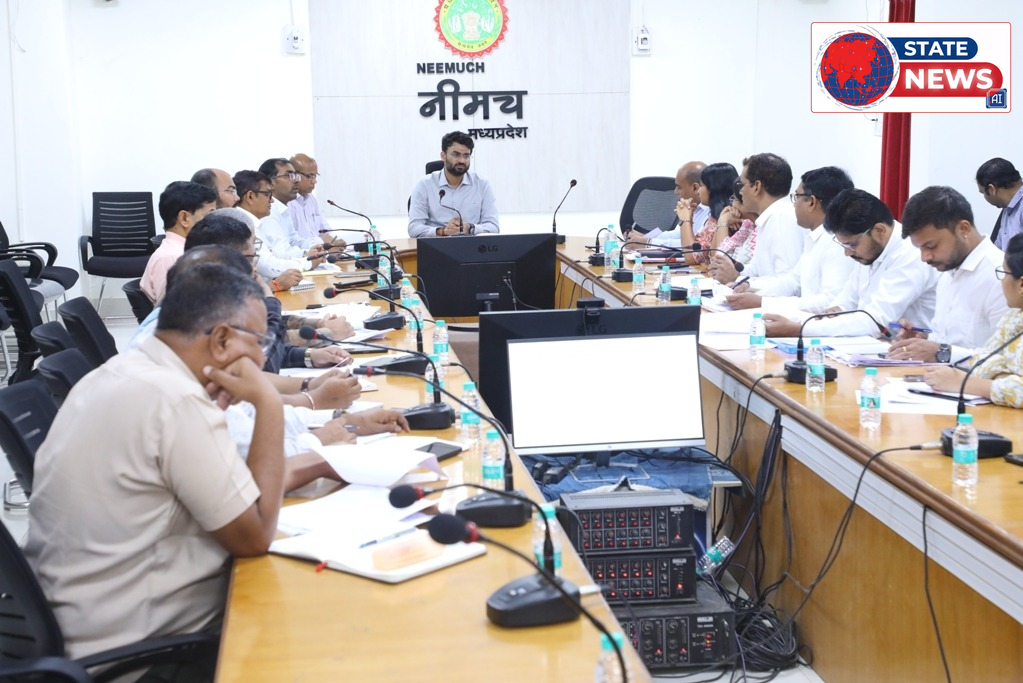 नीमच में कलेक्टर श्री हिमांशु चंद्रा की अध्यक्षता में राजस्व अधिकारियों की समीक्षा बैठक संपन्न