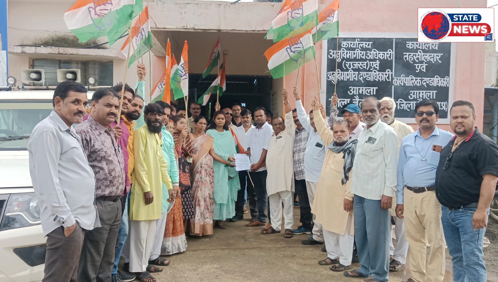 *राहुल गांधी की गिरफ्तारी और छात्रों पर लाठीचार्ज के विरोध में कांग्रेस का हल्लाबोल, राष्ट्रपति के नाम सौंपा ज्ञापन*